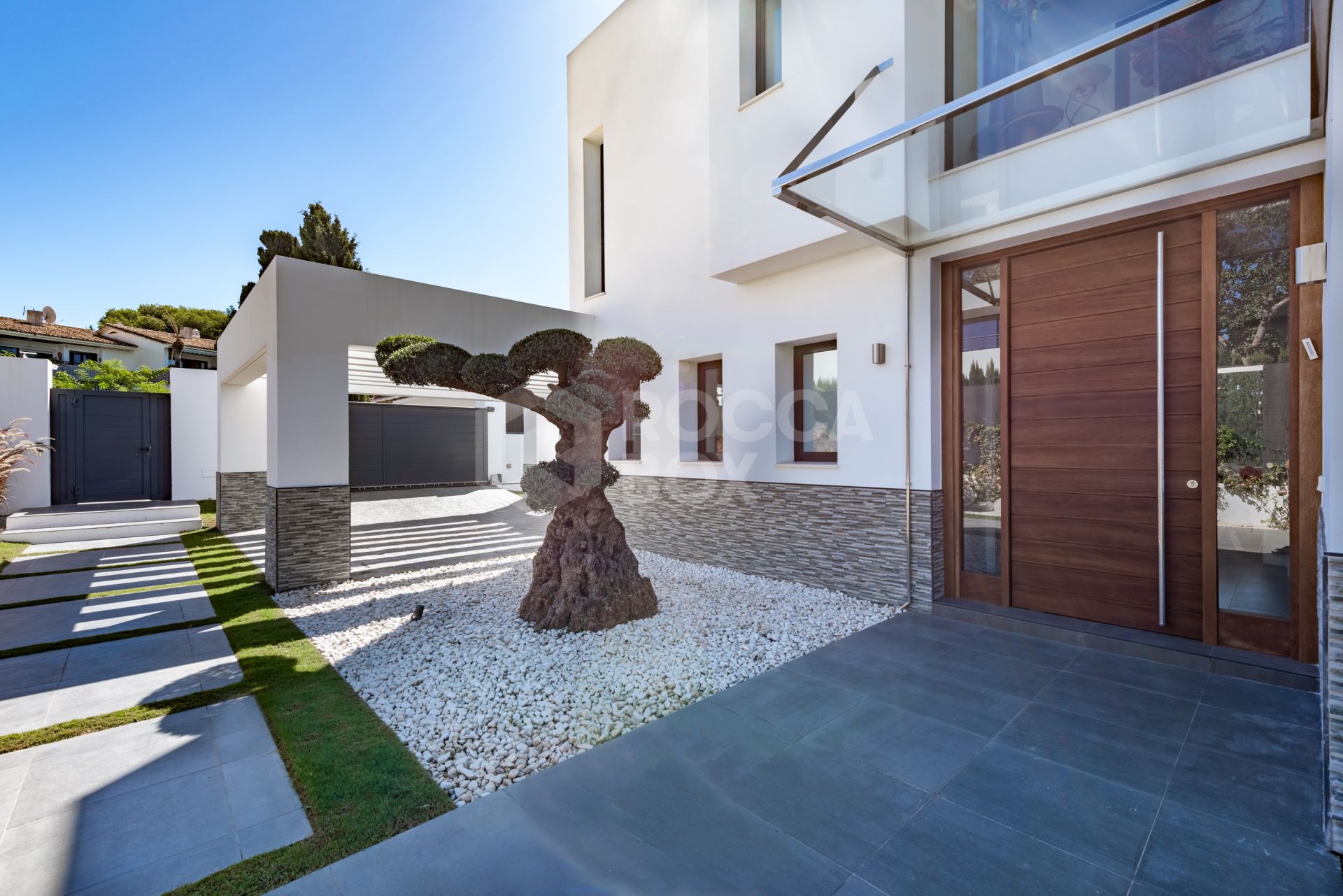 This contemporary four-bedroom detached villa, located in Atalaya Isdabe, is a perfect blend of comfort and luxury