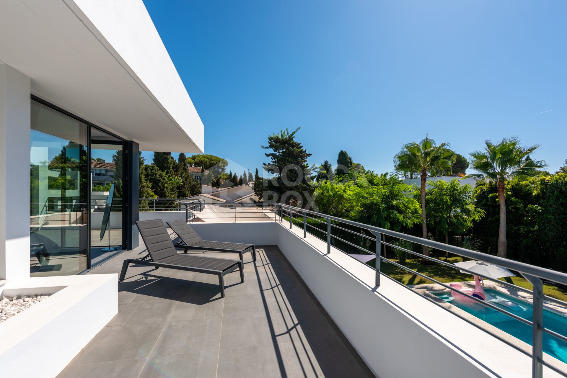 This contemporary four-bedroom detached villa, located in Atalaya Isdabe, is a perfect blend of comfort and luxury