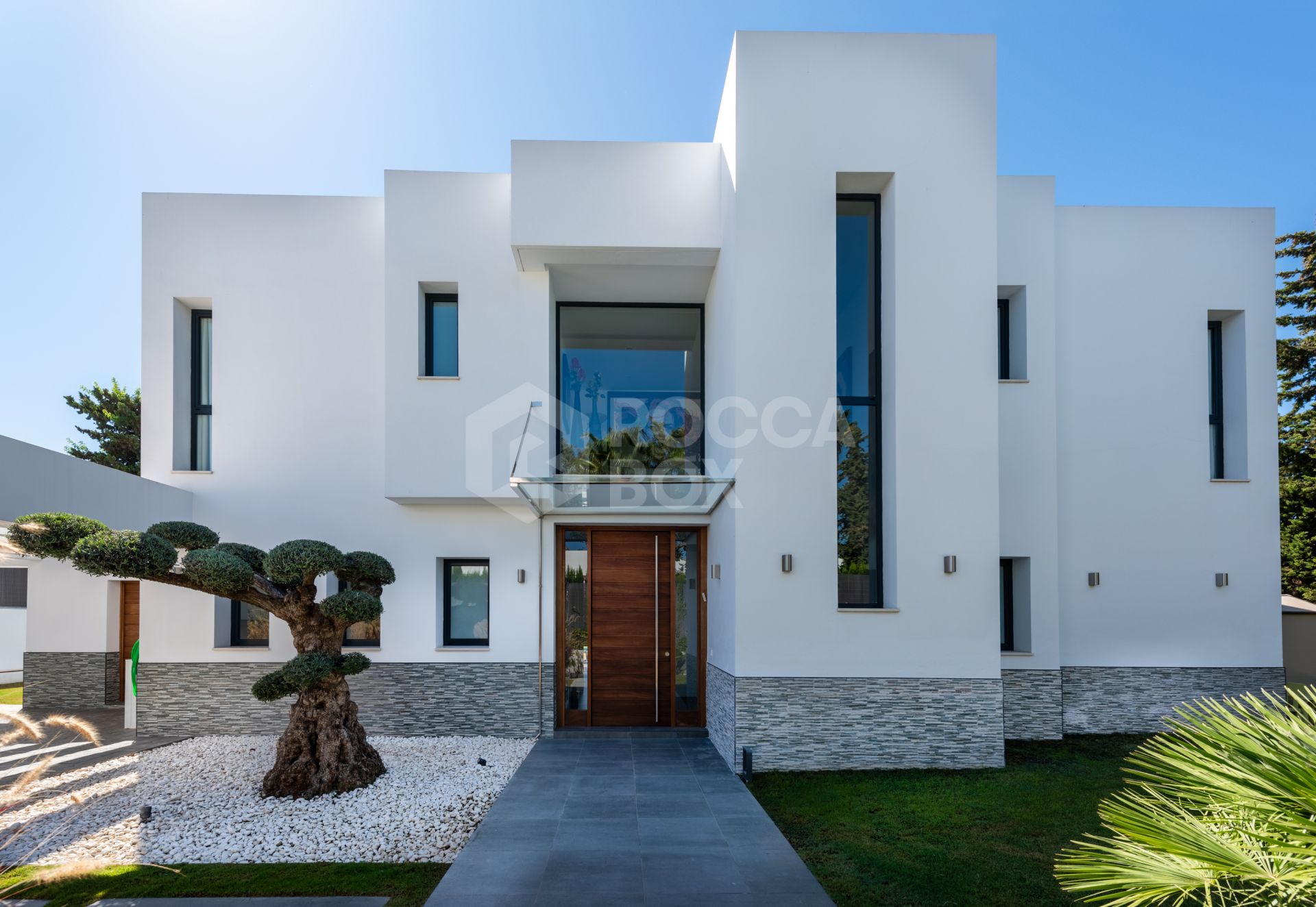 This contemporary four-bedroom detached villa, located in Atalaya Isdabe, is a perfect blend of comfort and luxury