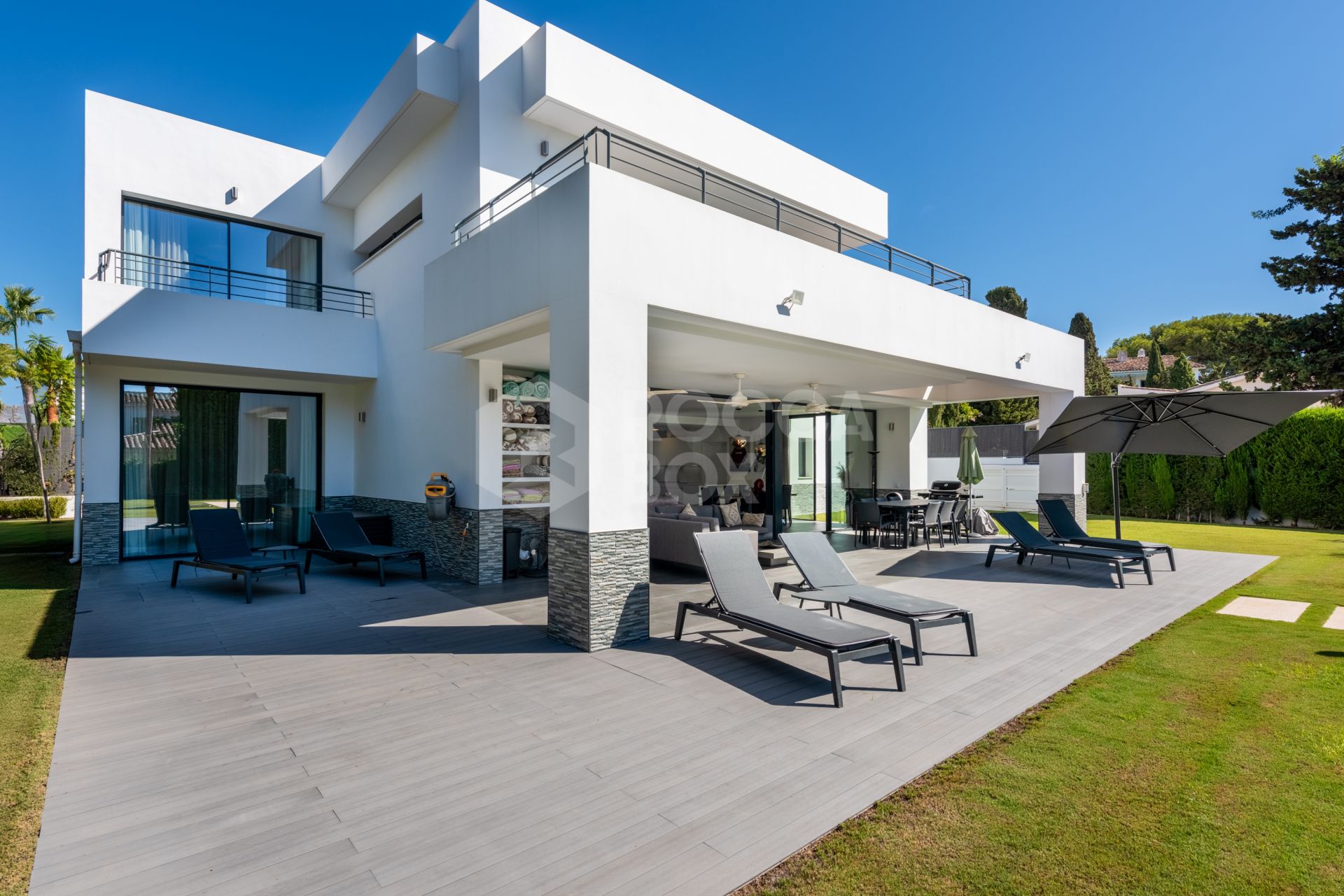 This contemporary four-bedroom detached villa, located in Atalaya Isdabe, is a perfect blend of comfort and luxury