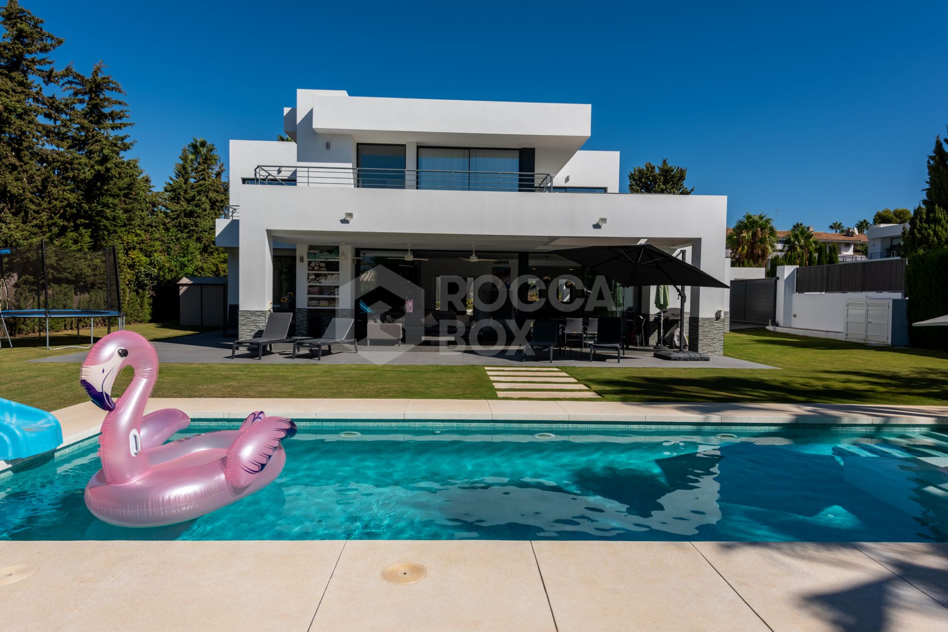 This contemporary four-bedroom detached villa, located in Atalaya Isdabe, is a perfect blend of comfort and luxury