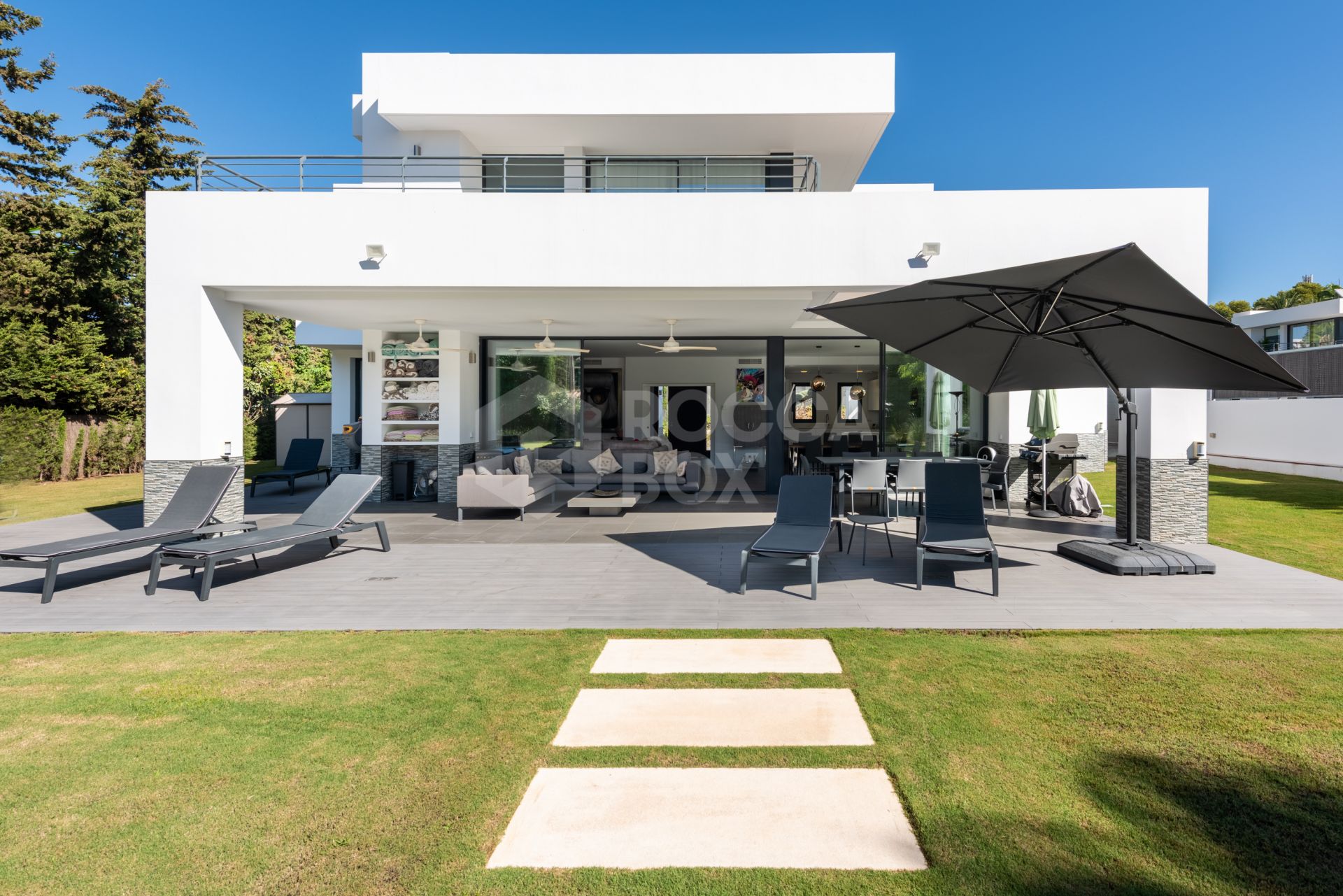 This contemporary four-bedroom detached villa, located in Atalaya Isdabe, is a perfect blend of comfort and luxury