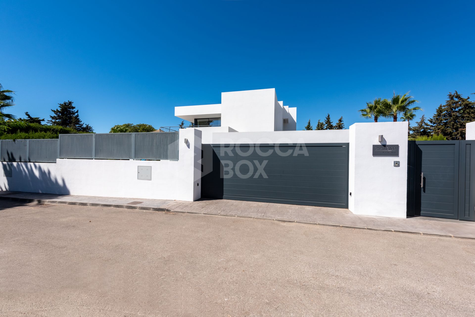 This contemporary four-bedroom detached villa, located in Atalaya Isdabe, is a perfect blend of comfort and luxury