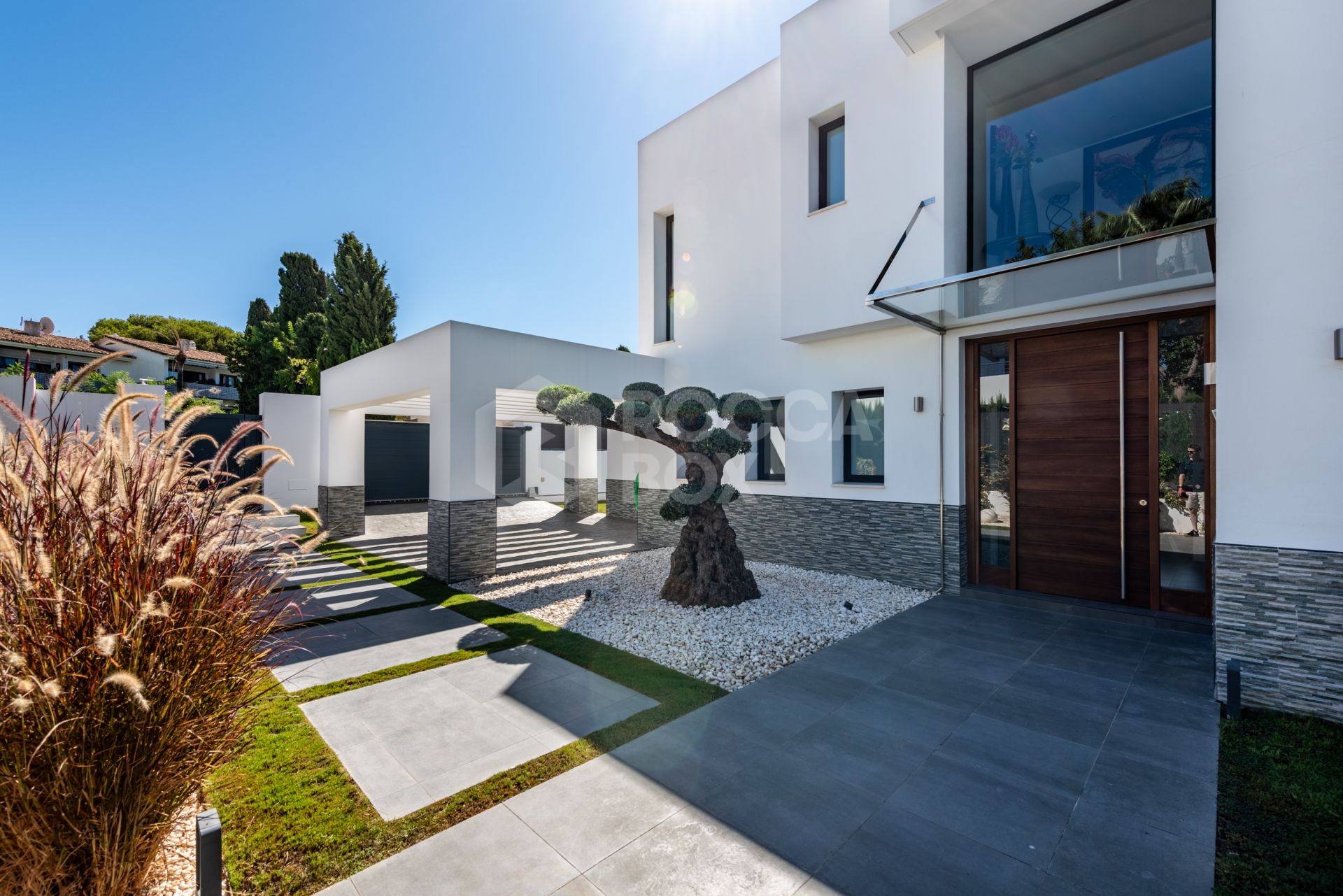 This contemporary four-bedroom detached villa, located in Atalaya Isdabe, is a perfect blend of comfort and luxury