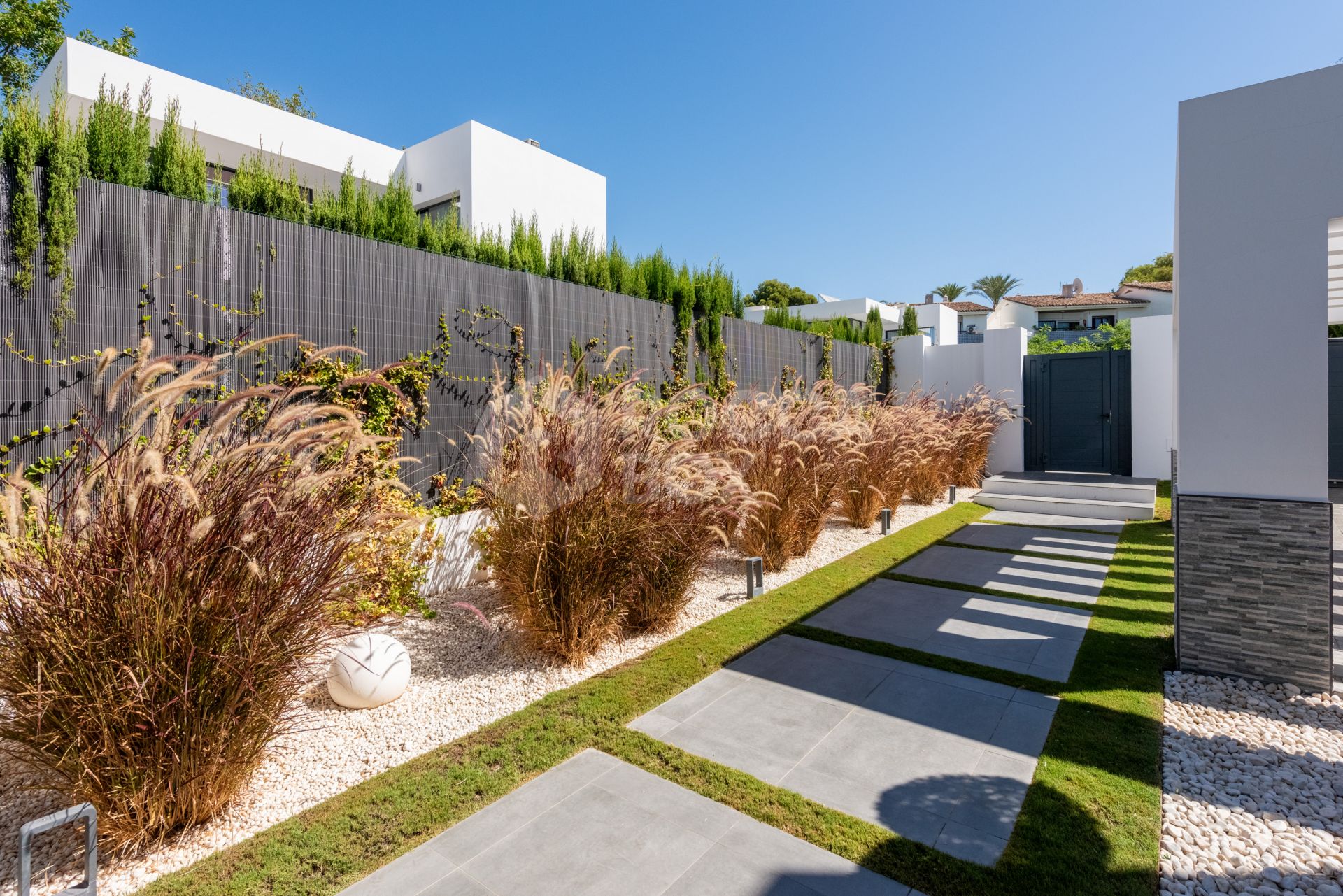 This contemporary four-bedroom detached villa, located in Atalaya Isdabe, is a perfect blend of comfort and luxury