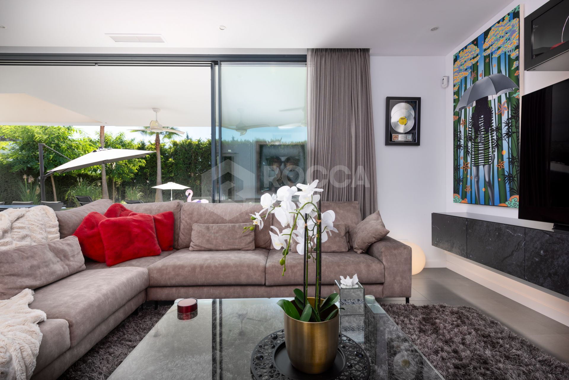 This contemporary four-bedroom detached villa, located in Atalaya Isdabe, is a perfect blend of comfort and luxury