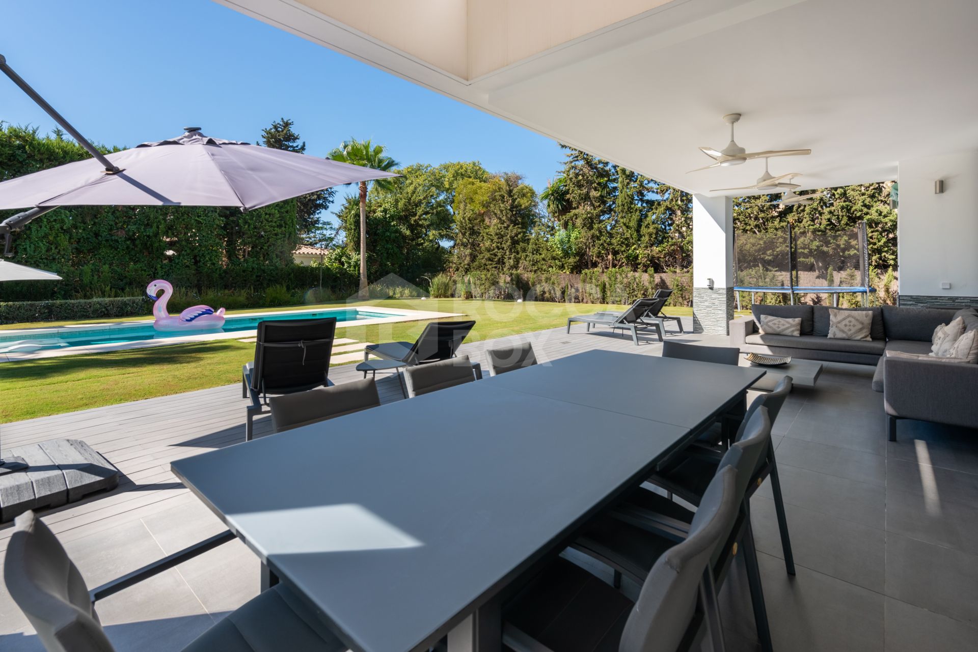 This contemporary four-bedroom detached villa, located in Atalaya Isdabe, is a perfect blend of comfort and luxury