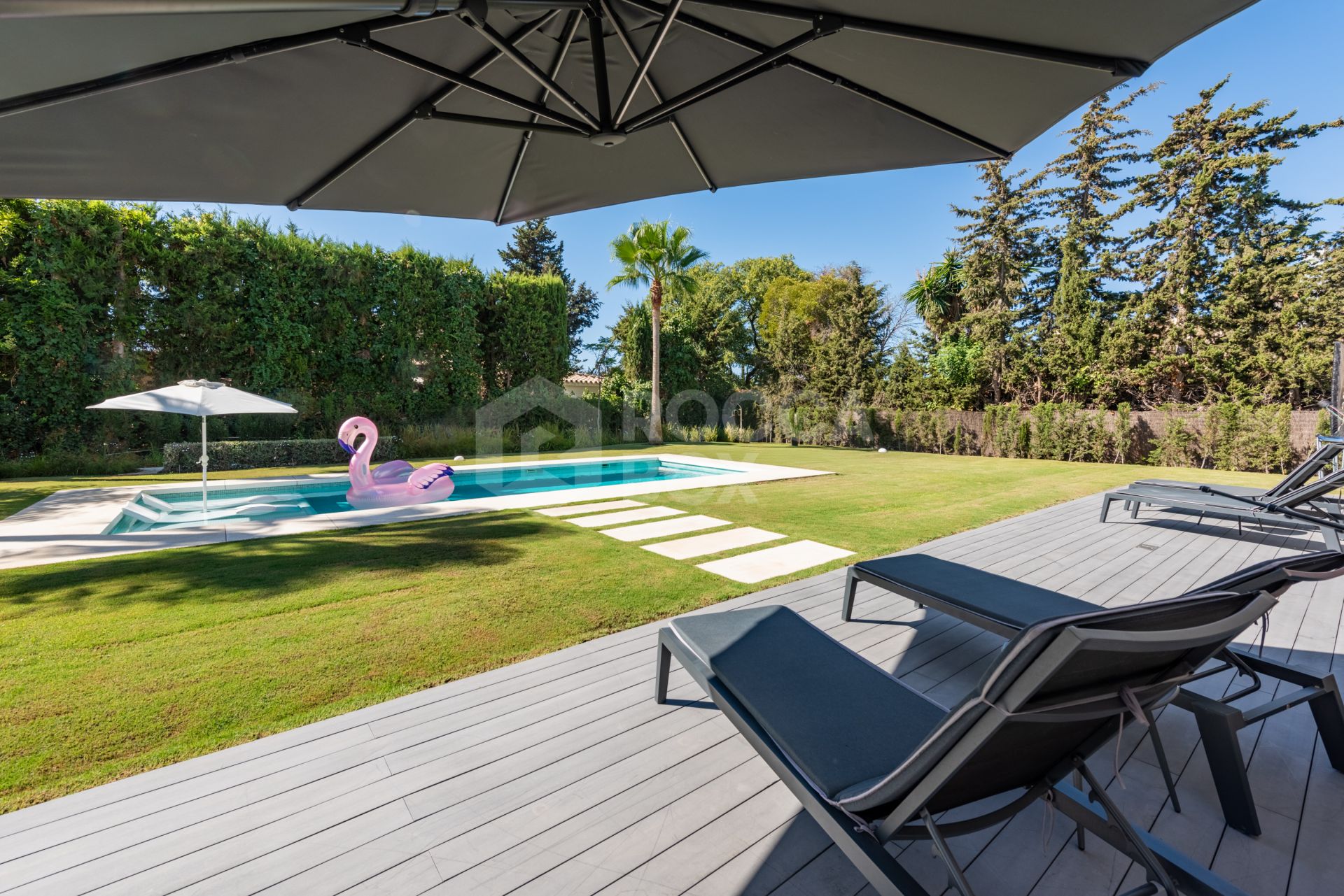 This contemporary four-bedroom detached villa, located in Atalaya Isdabe, is a perfect blend of comfort and luxury