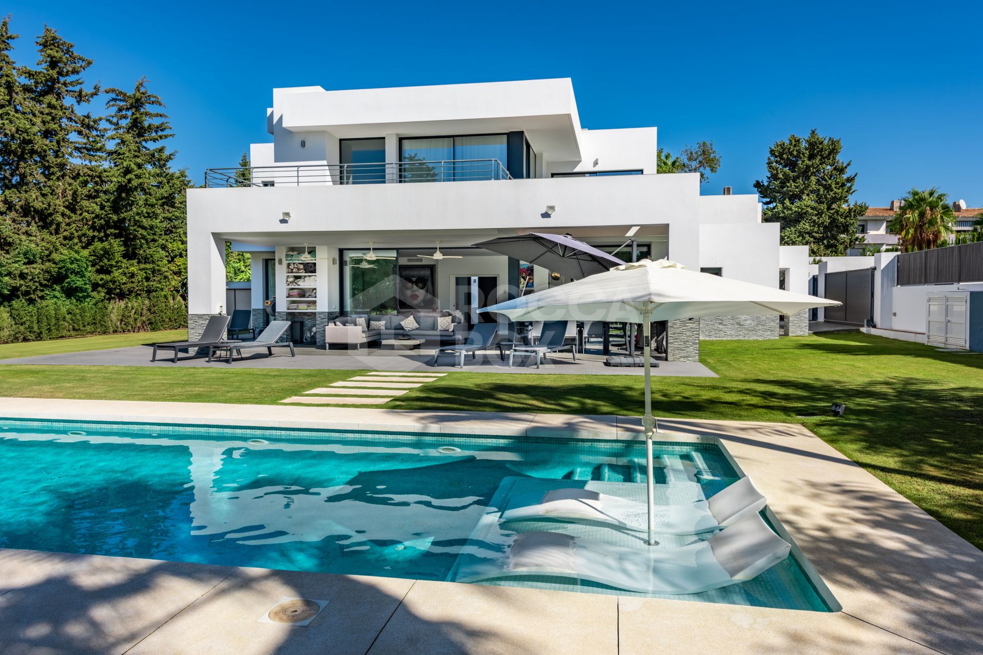 This contemporary four-bedroom detached villa, located in Atalaya Isdabe, is a perfect blend of comfort and luxury