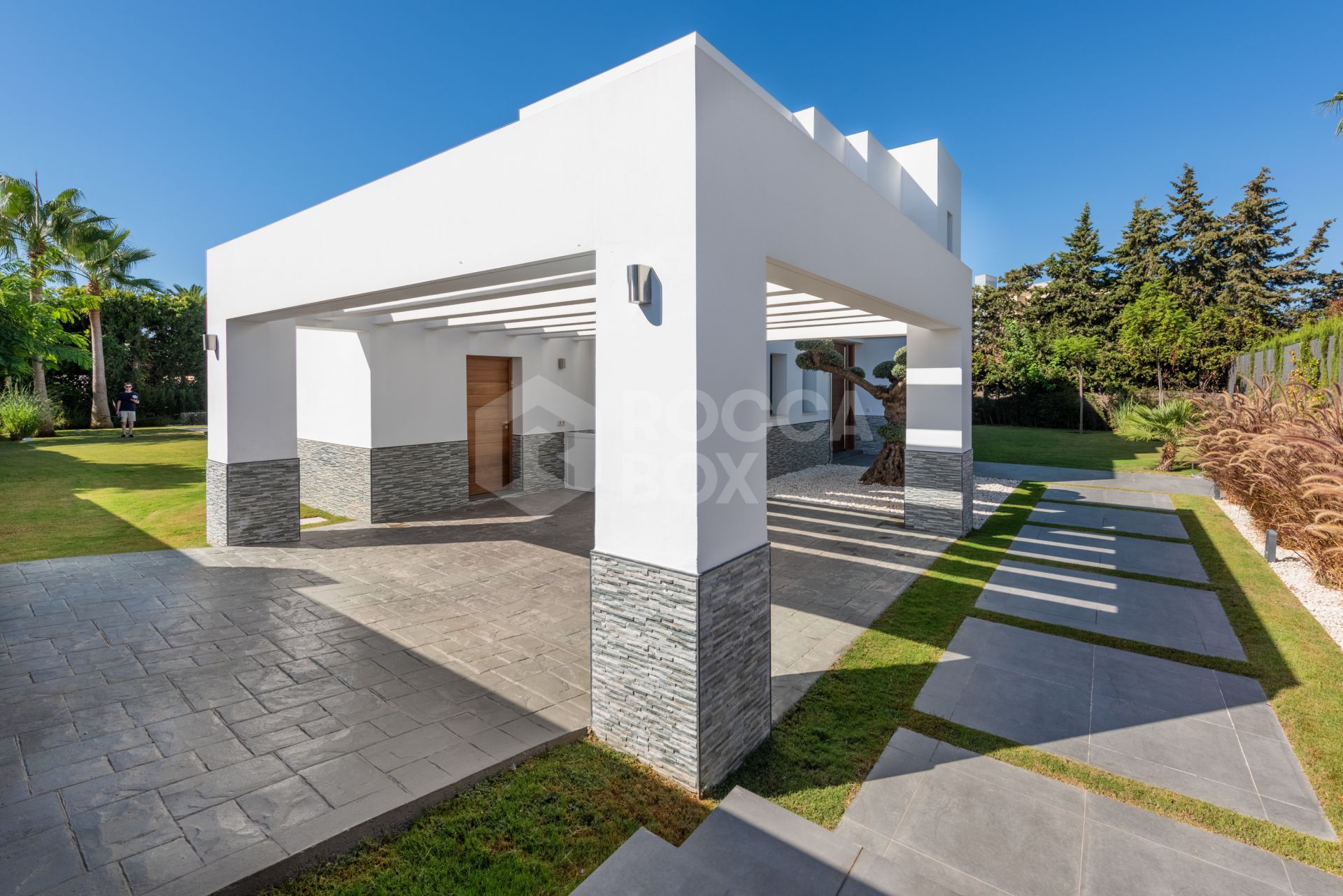 This contemporary four-bedroom detached villa, located in Atalaya Isdabe, is a perfect blend of comfort and luxury