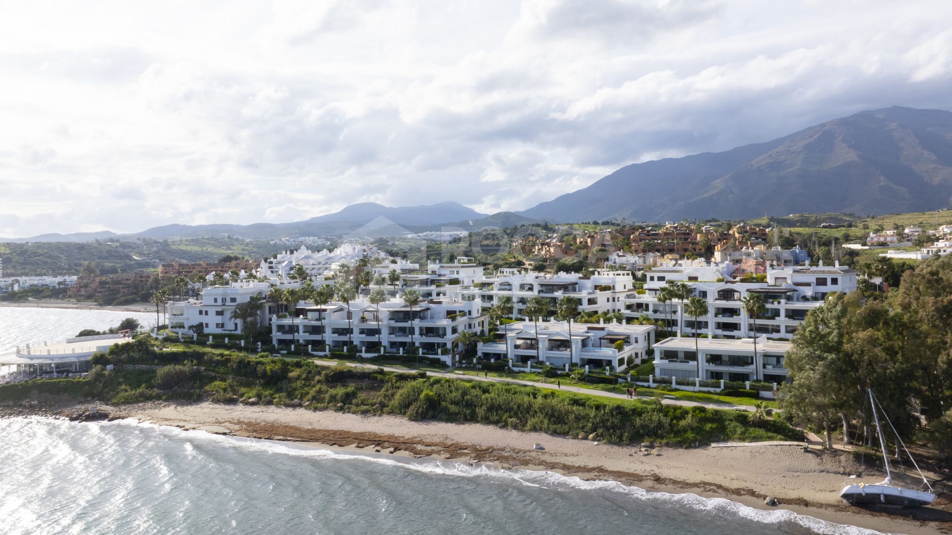 Exclusive Ground-Floor Apartment in Doncella Beach, Estepona