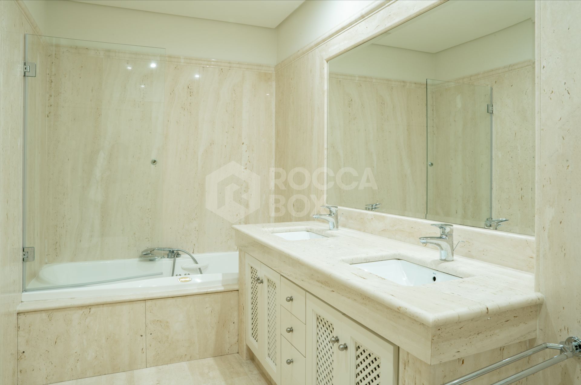 Frontline beach apartment in Doncella Beach, Estepona
