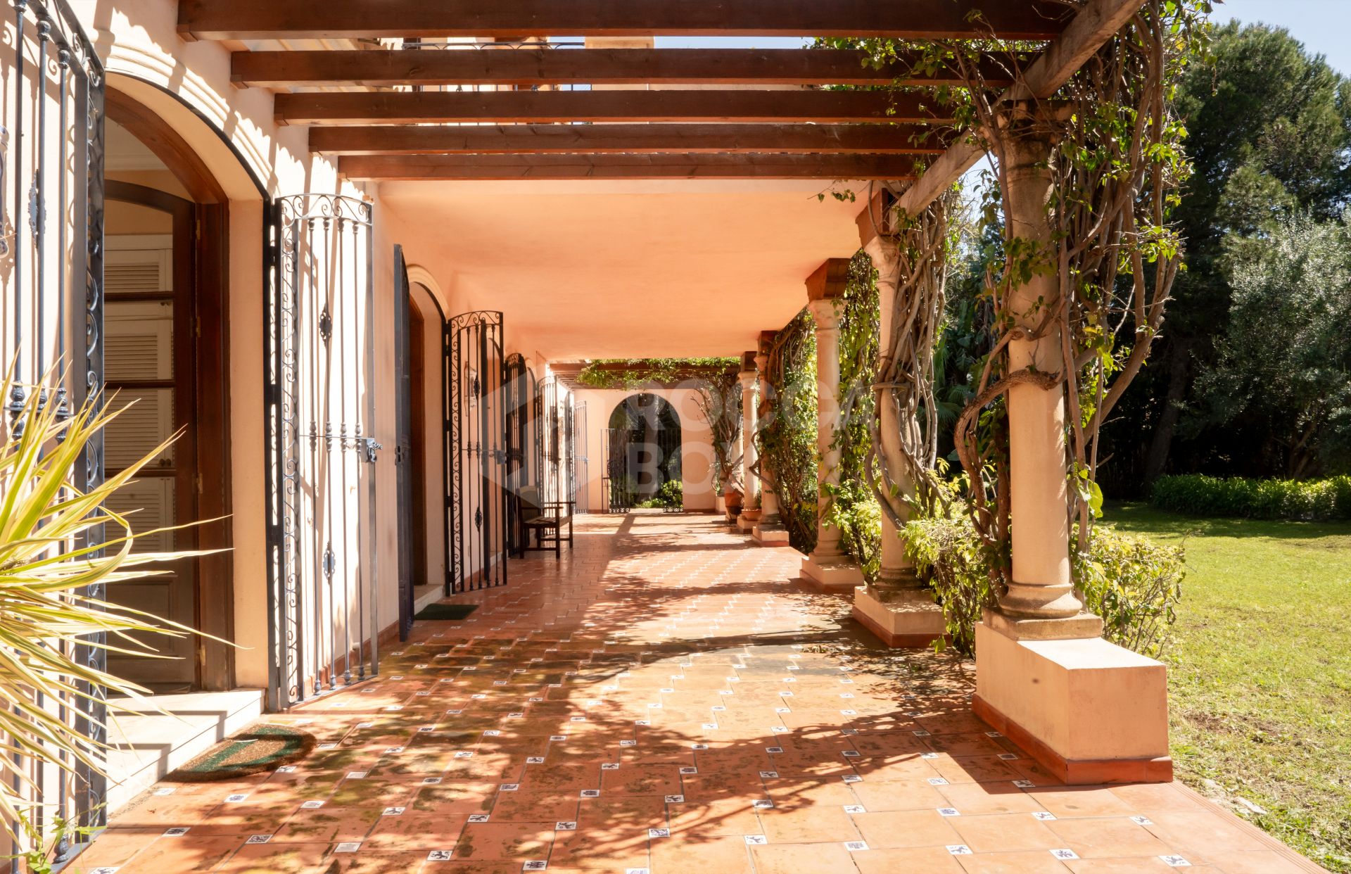 Beachside Villa for sale in Paraiso Barronal, Estepona