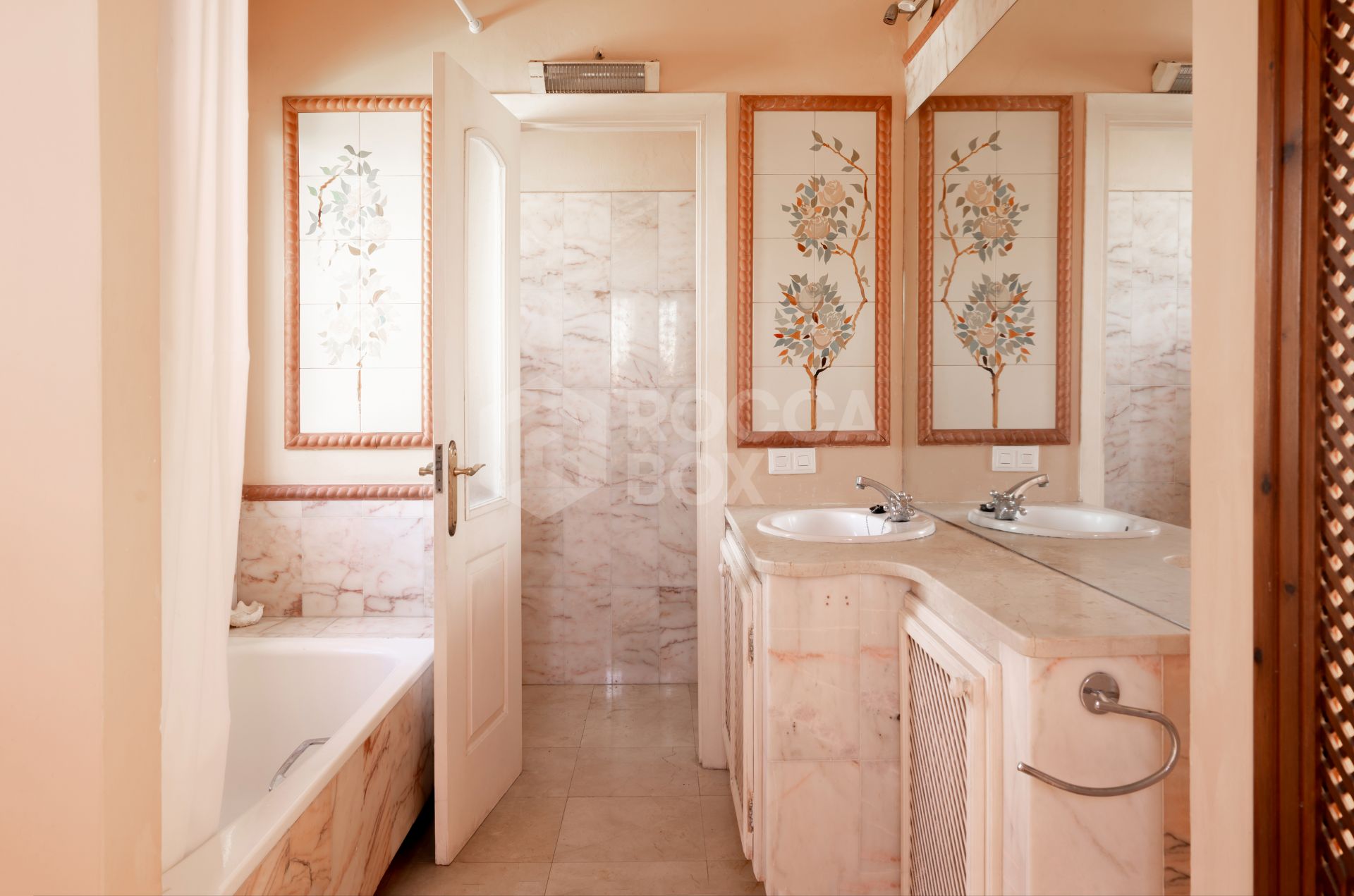 Beachside Villa for sale in Paraiso Barronal, Estepona