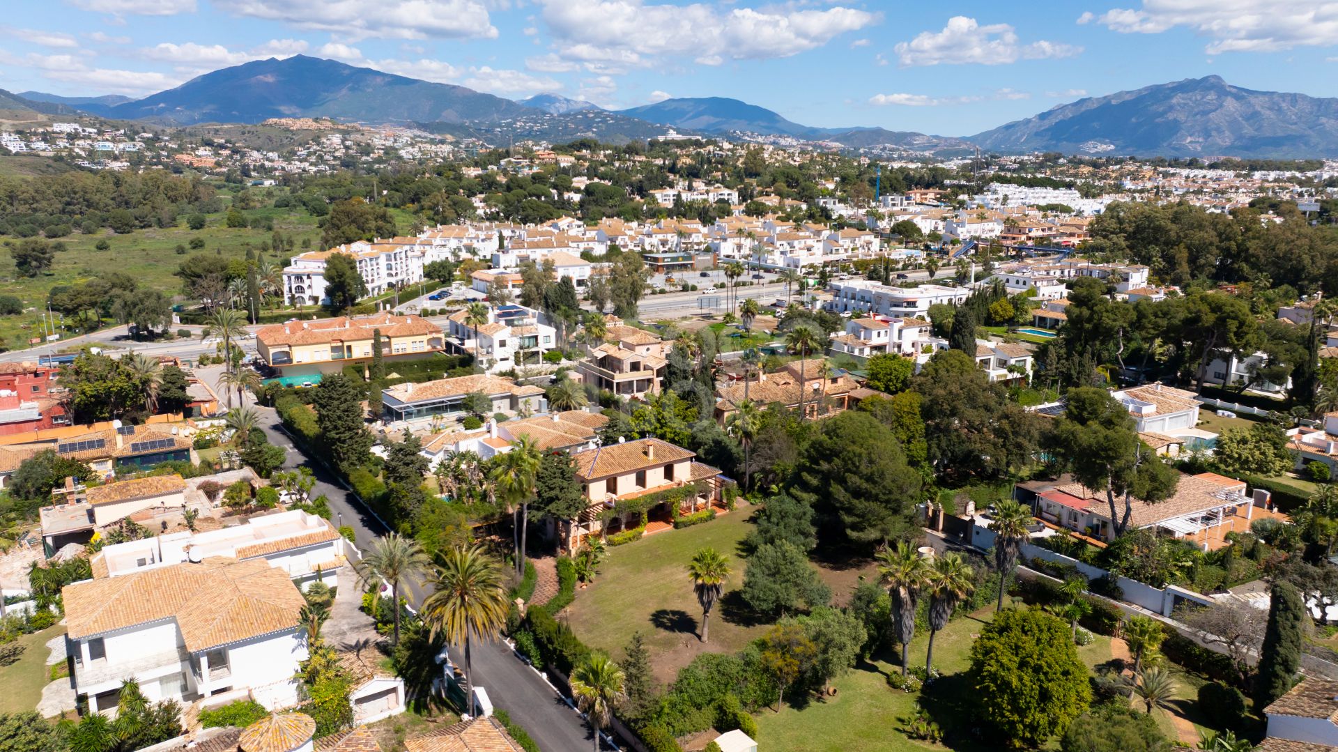 Beachside Villa for sale in Paraiso Barronal, Estepona