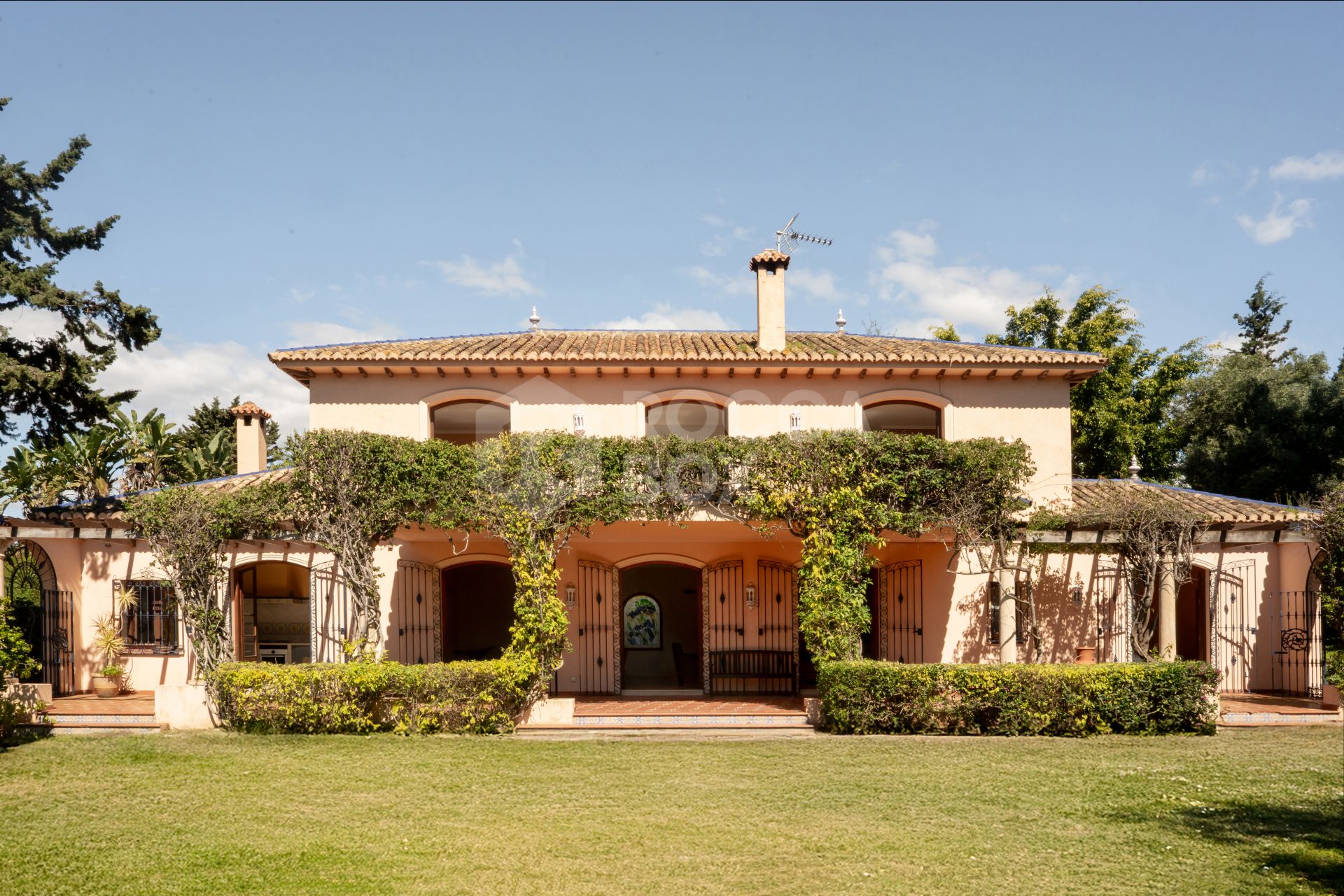 Beachside Villa for sale in Paraiso Barronal, Estepona