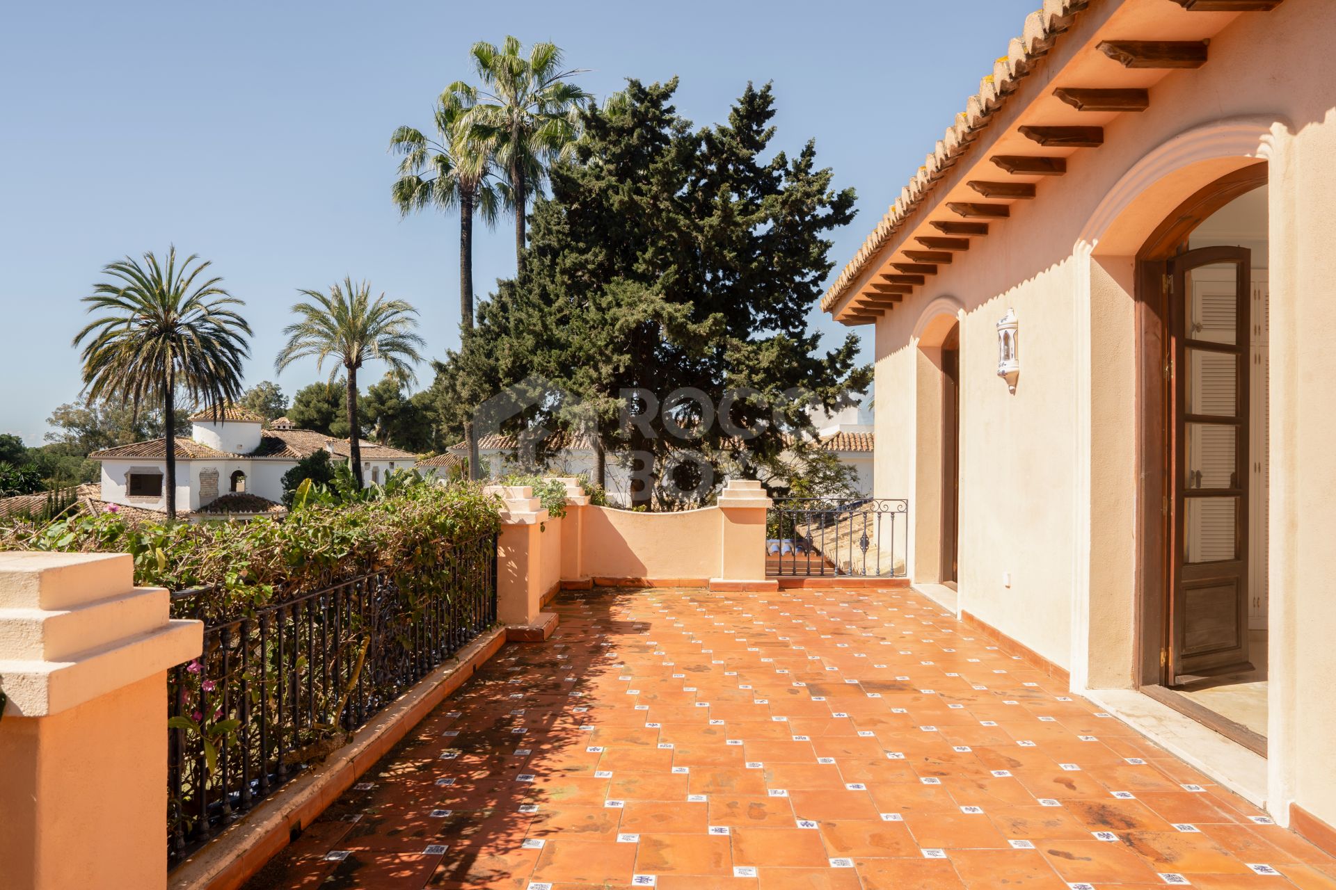 Beachside Villa for sale in Paraiso Barronal, Estepona