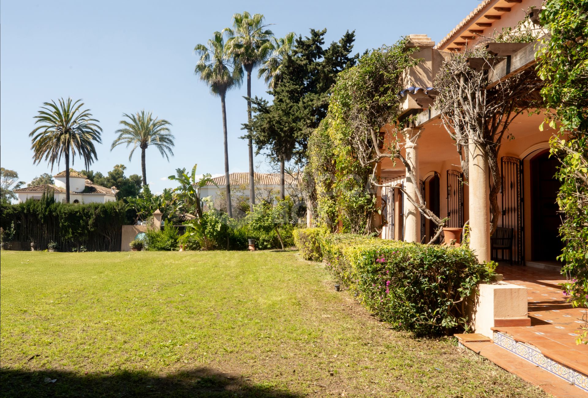 Beachside Villa for sale in Paraiso Barronal, Estepona