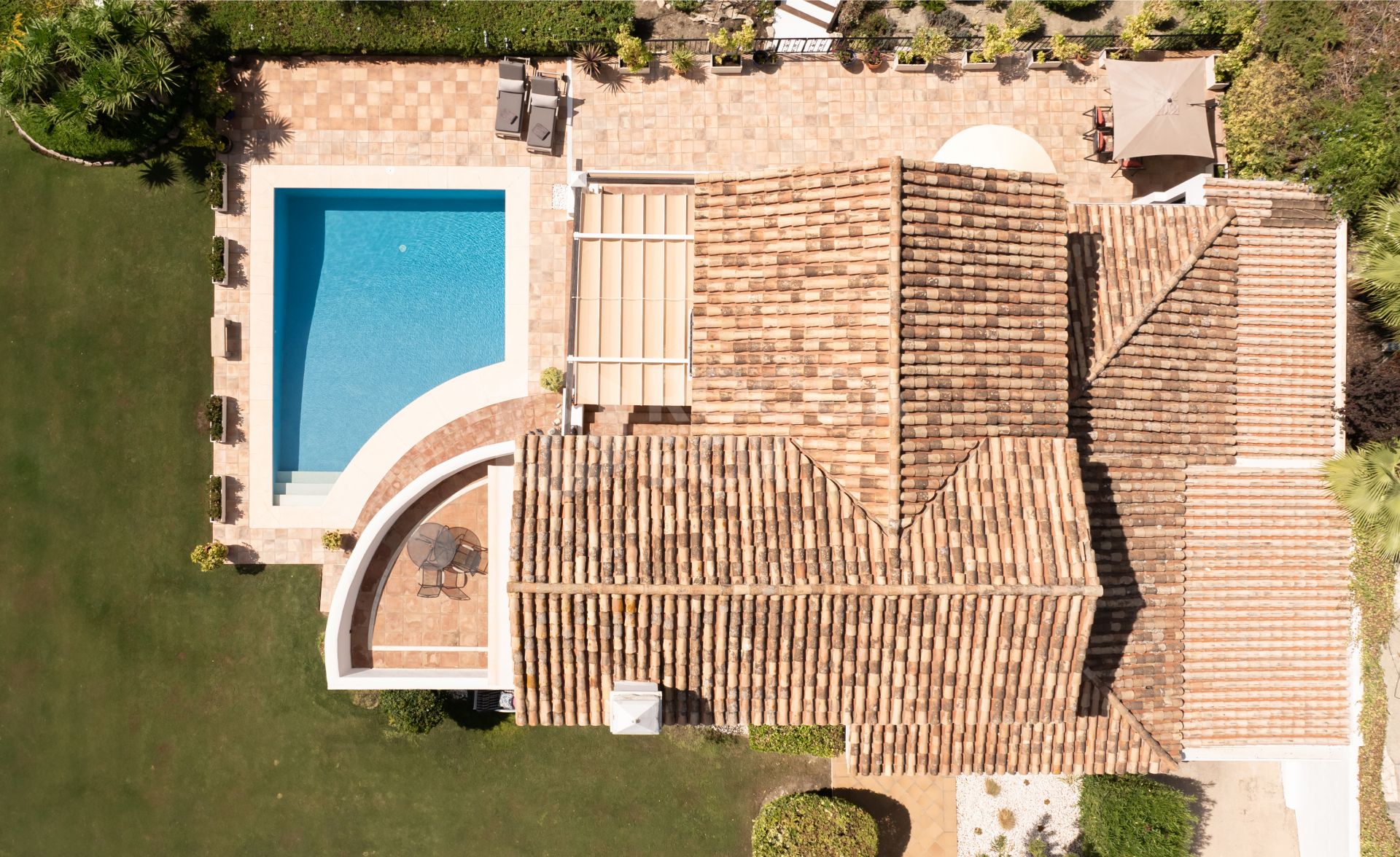 Villa Felisa - Detached Villa in El Paraiso Alto, Benahavis