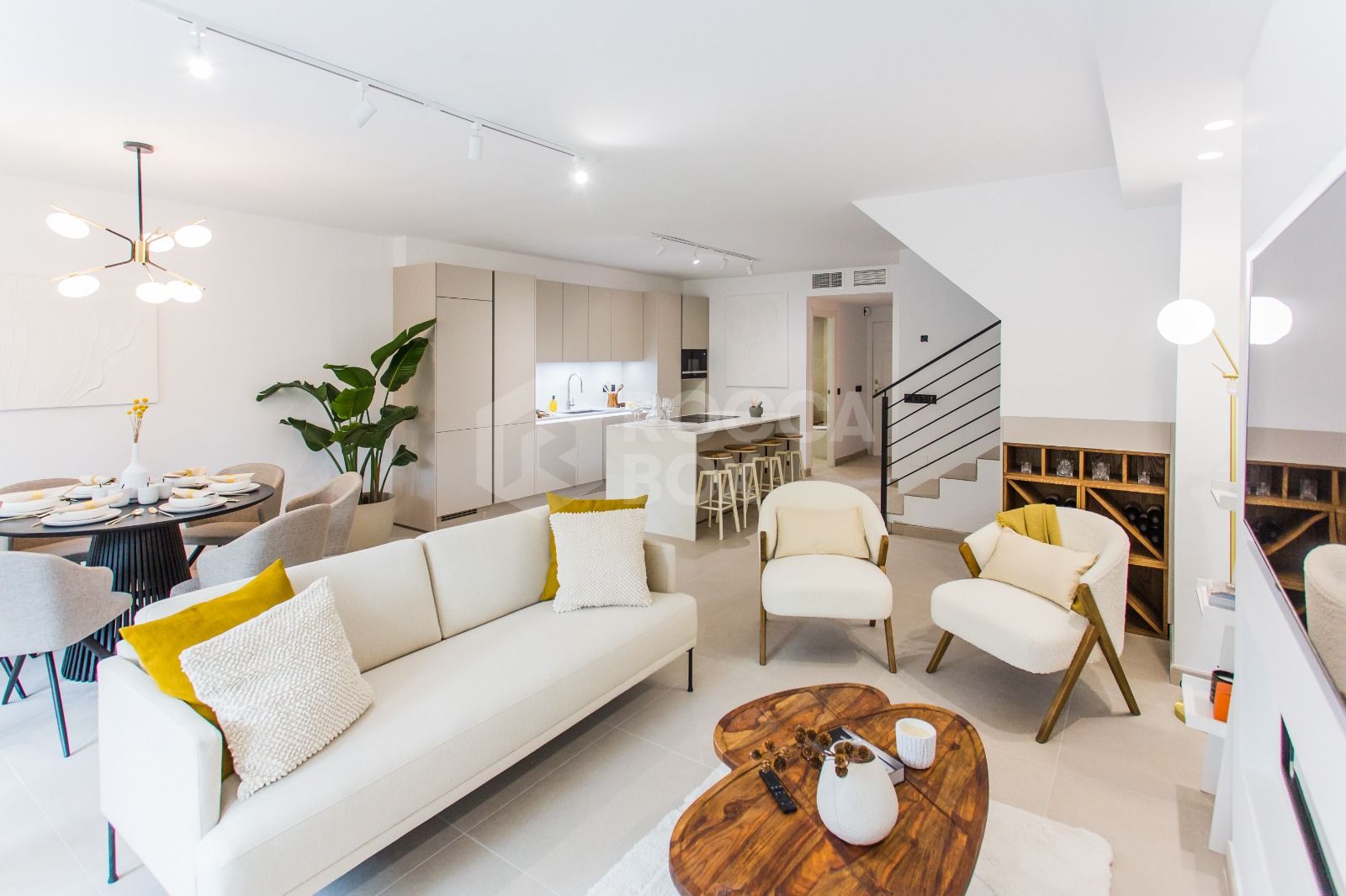 Luxury 4-bedroom townhouse in an exclusive boutique urbanisation with only 24 houses, just 350m from the beach in Puerto Banus. Completely renovated to high specifications, featuring 3 terraces, underground parking, 2 pools, and premium amenities.