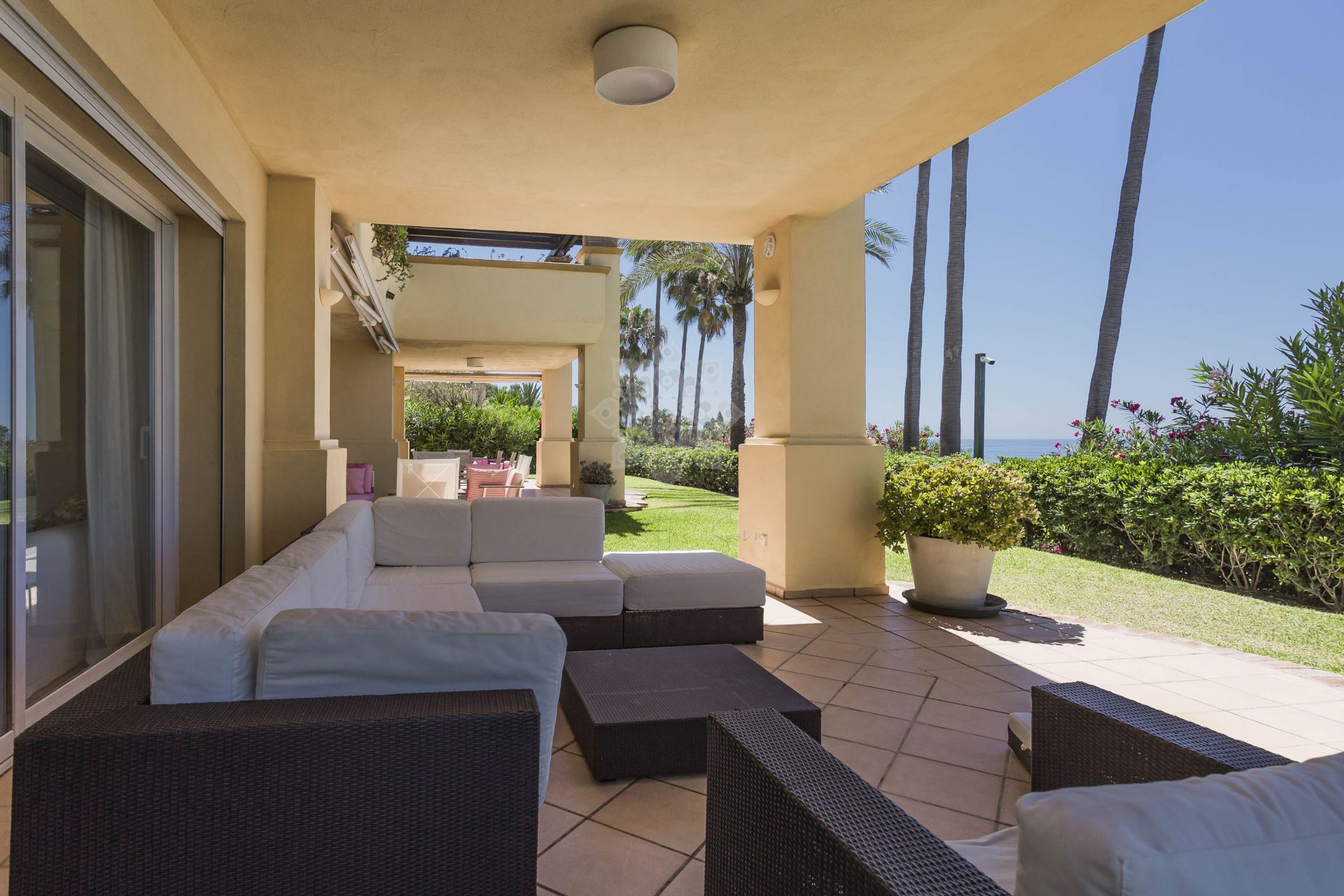 Apartament na parterze w Rio Real, Marbella