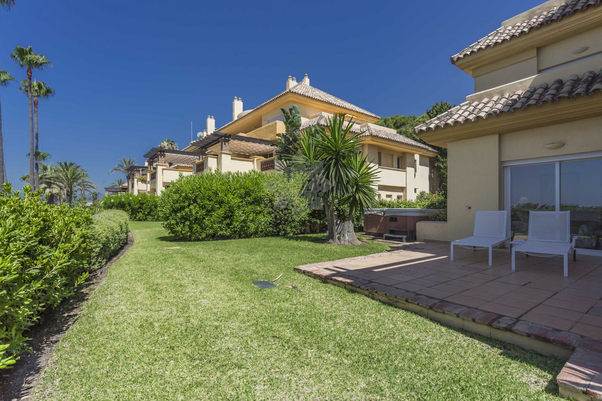 Apartament na parterze w Rio Real, Marbella