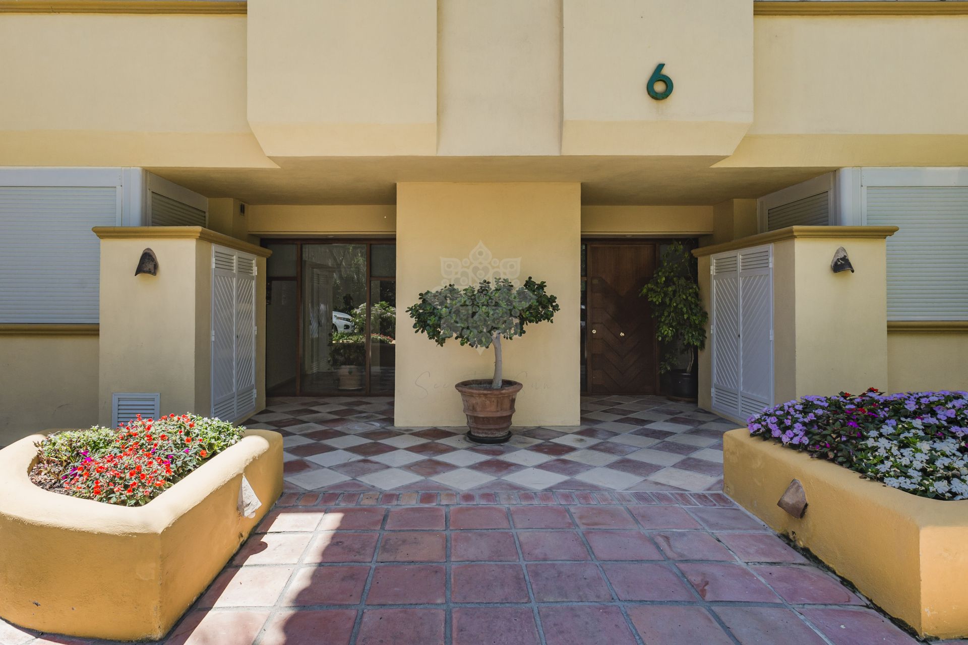 Apartament na parterze w Rio Real, Marbella