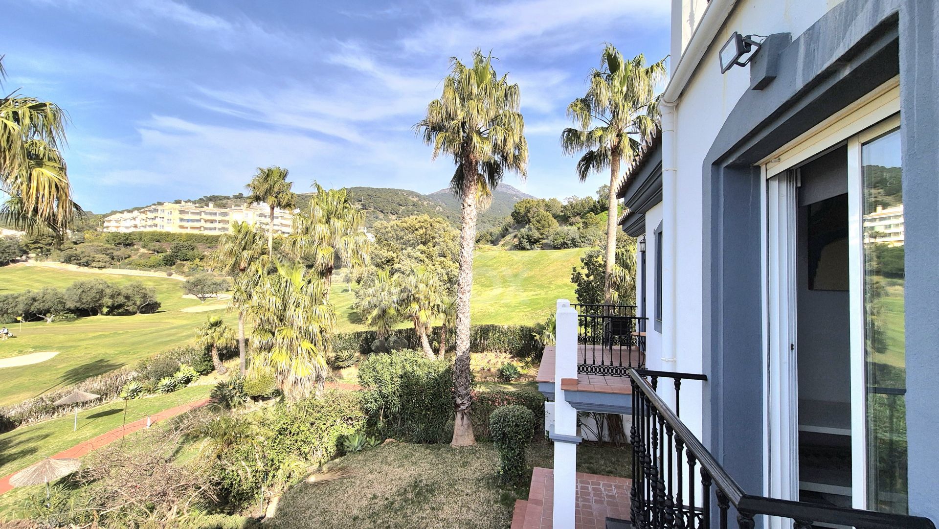 Townhouse with Panoramic Views and Solarium in Alhaurín Golf