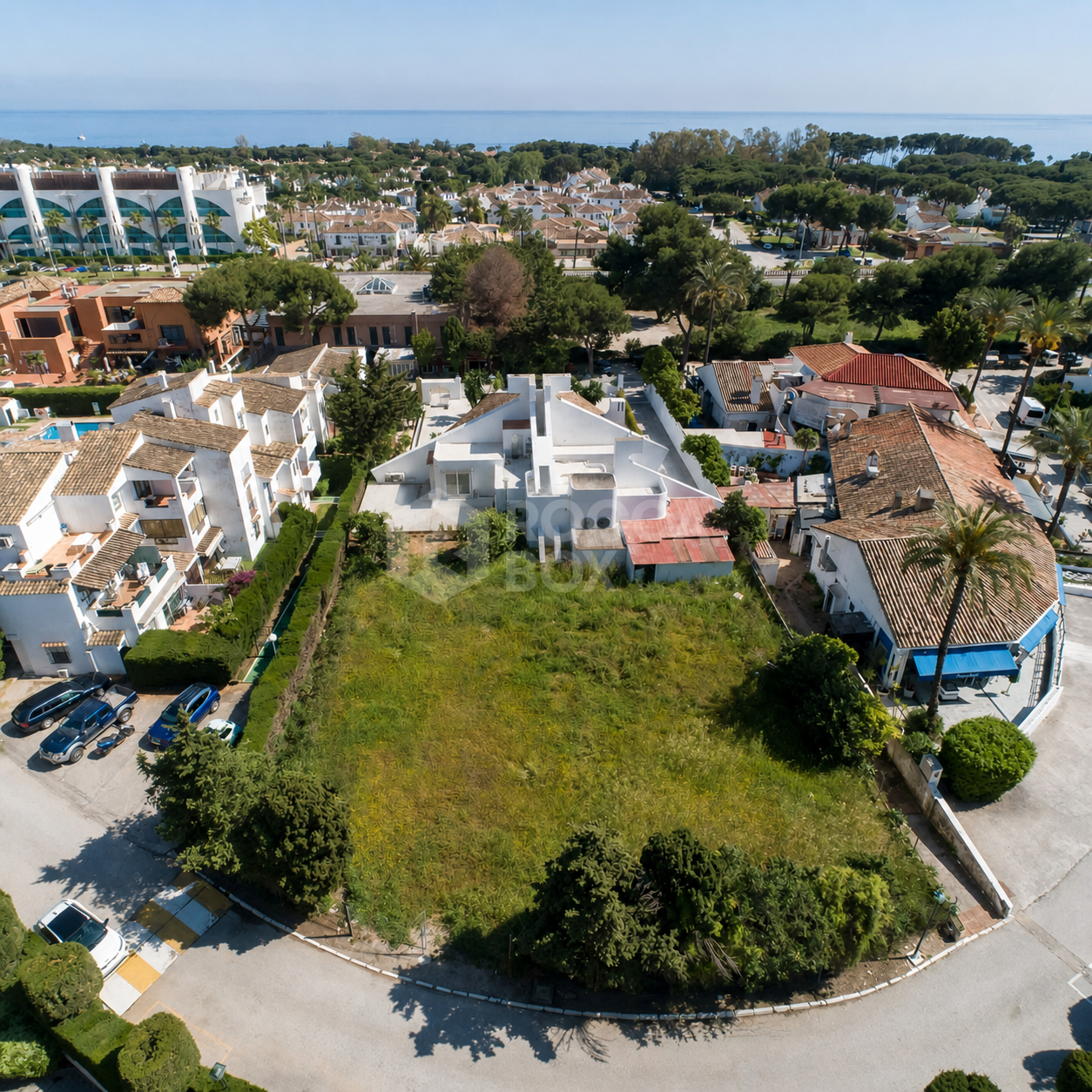 Restaurant and Plot with Project for a Business Center in El Pilar – El Paraíso, Estepona