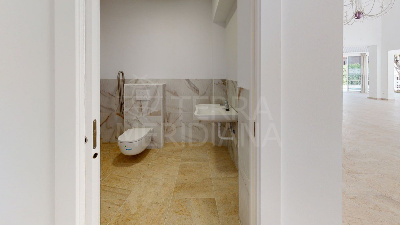 Business in El Pilar, Estepona