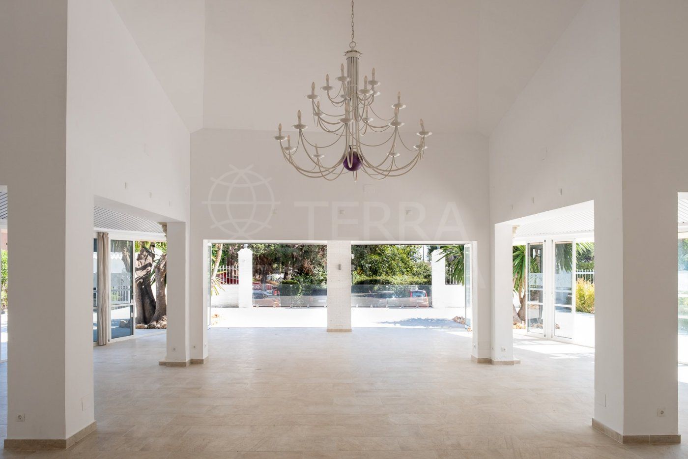 Business in El Pilar, Estepona