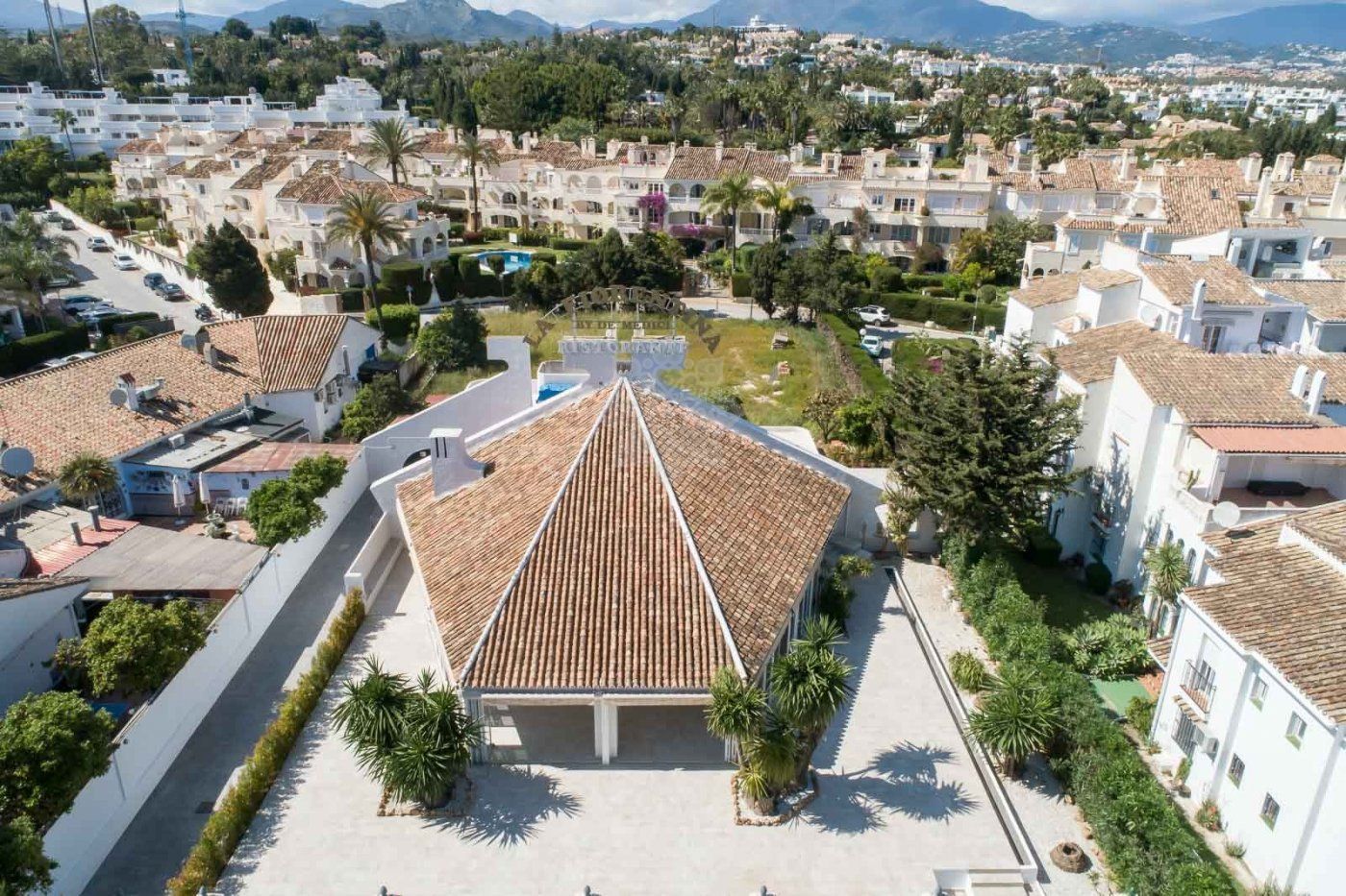 Biznes w El Pilar, Estepona