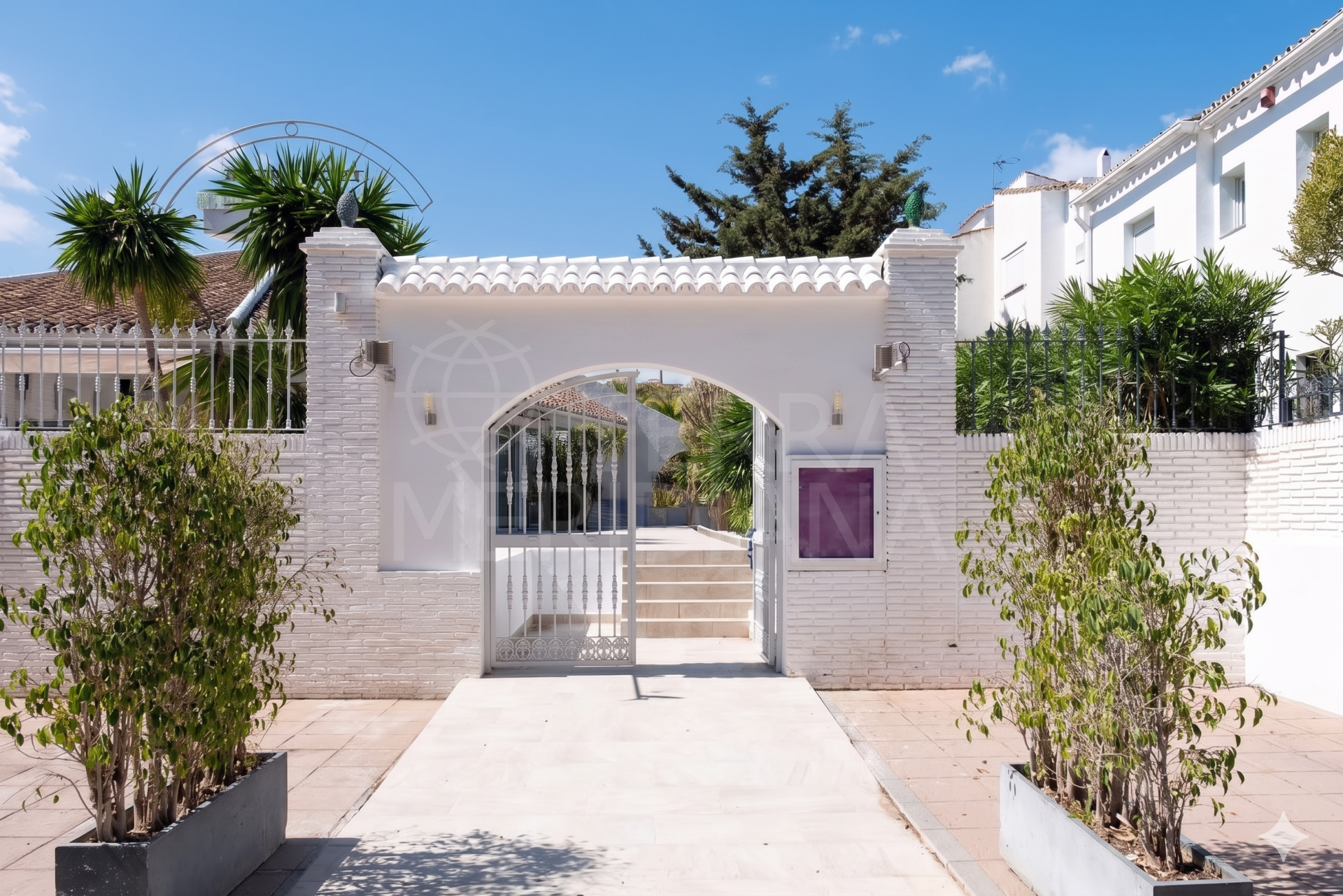 Business in El Pilar, Estepona