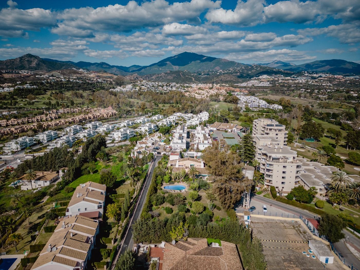 Investment opportunity: two “sister” houses with large garden in Atalaya Golf, Estepona.