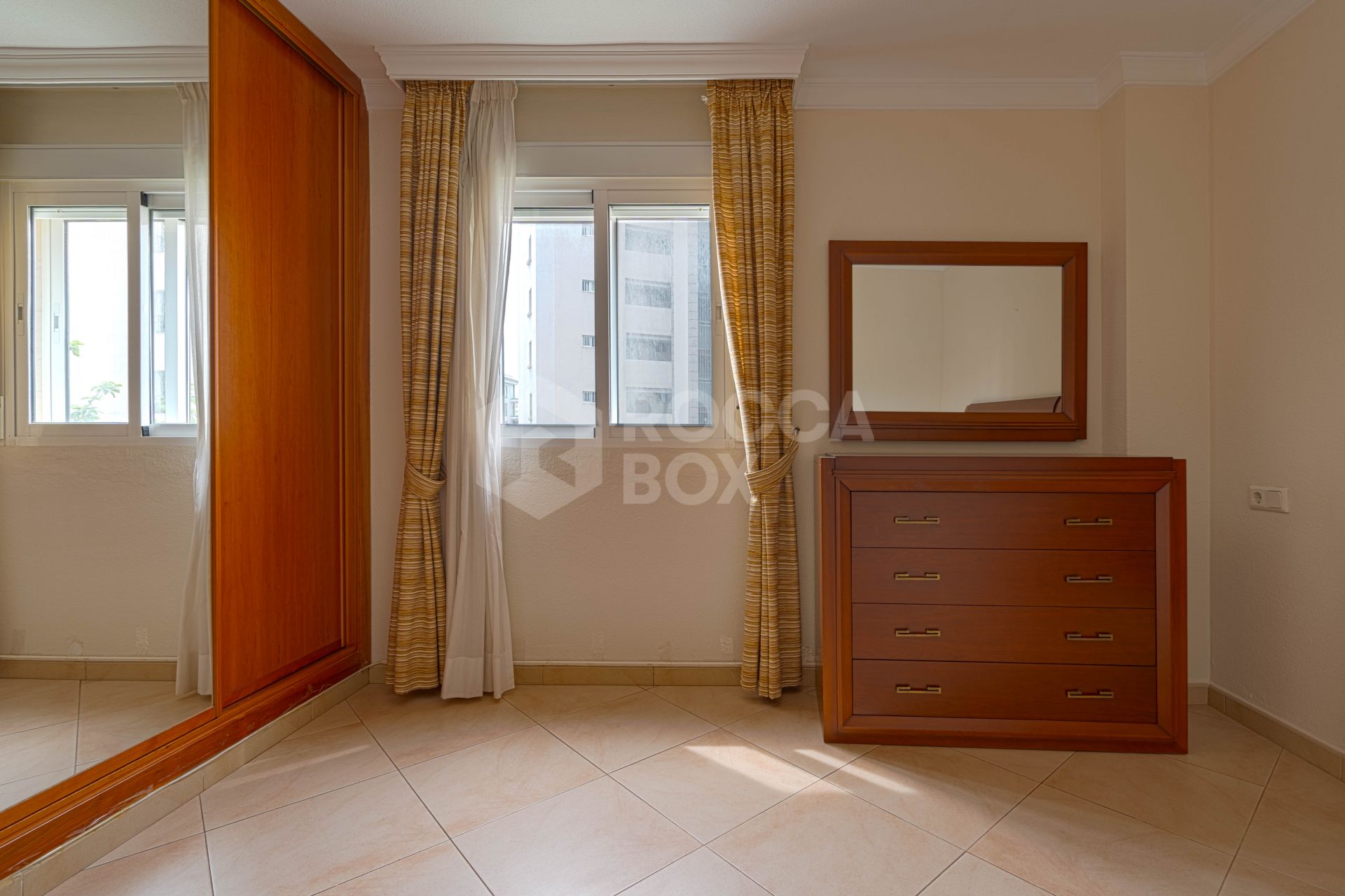 Bright renovated flat just 500 m from Fuengirola beach. 2 bedrooms + dining room, 2 bathrooms, spacious kitchen, balcony, and communal areas with pool and sports court. Second floor with lift.