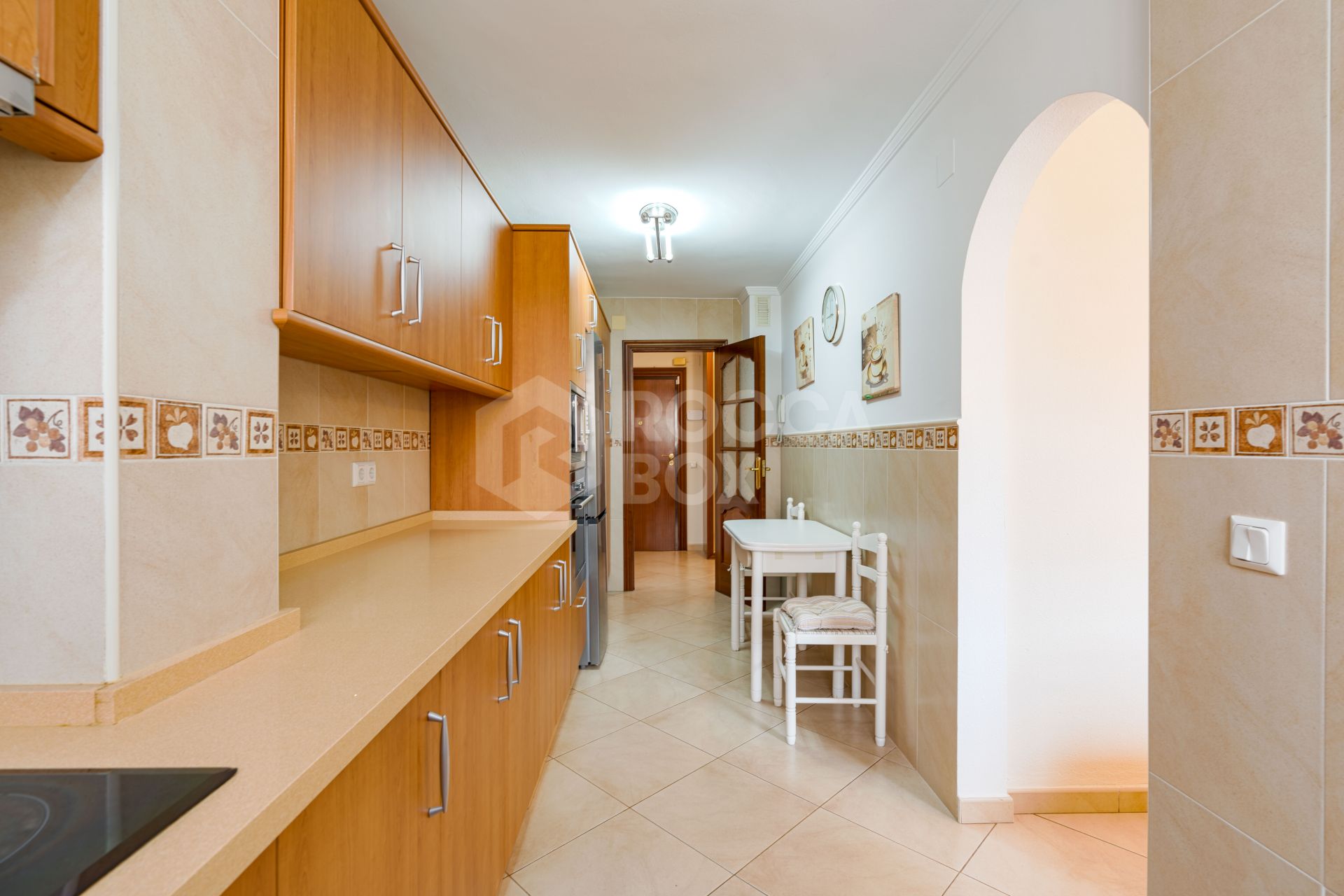 Bright renovated flat just 500 m from Fuengirola beach. 2 bedrooms + dining room, 2 bathrooms, spacious kitchen, balcony, and communal areas with pool and sports court. Second floor with lift.