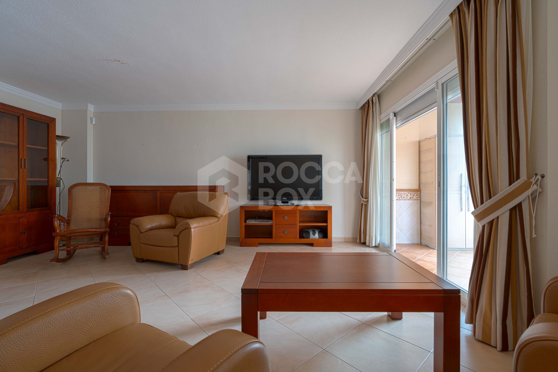 Bright renovated flat just 500 m from Fuengirola beach. 2 bedrooms + dining room, 2 bathrooms, spacious kitchen, balcony, and communal areas with pool and sports court. Second floor with lift.