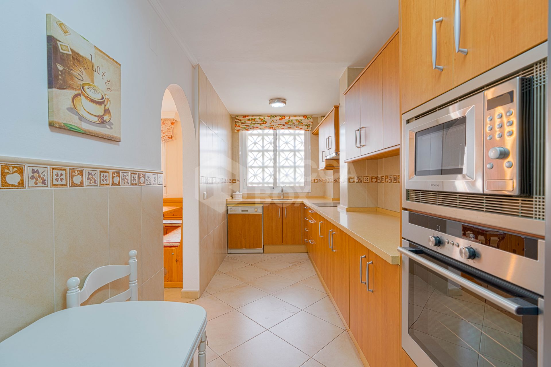 Bright renovated flat just 500 m from Fuengirola beach. 2 bedrooms + dining room, 2 bathrooms, spacious kitchen, balcony, and communal areas with pool and sports court. Second floor with lift.