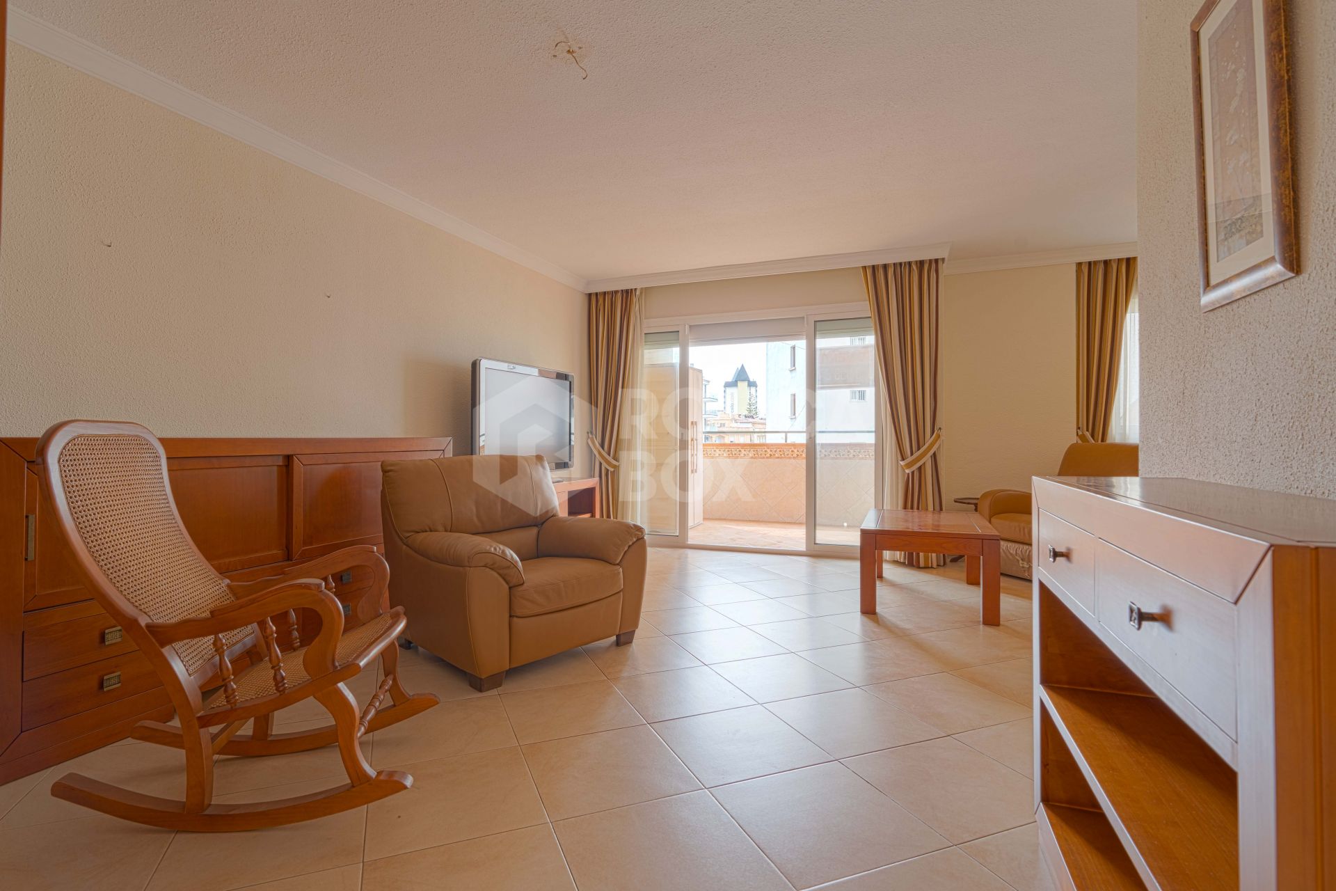Bright renovated flat just 500 m from Fuengirola beach. 2 bedrooms + dining room, 2 bathrooms, spacious kitchen, balcony, and communal areas with pool and sports court. Second floor with lift.
