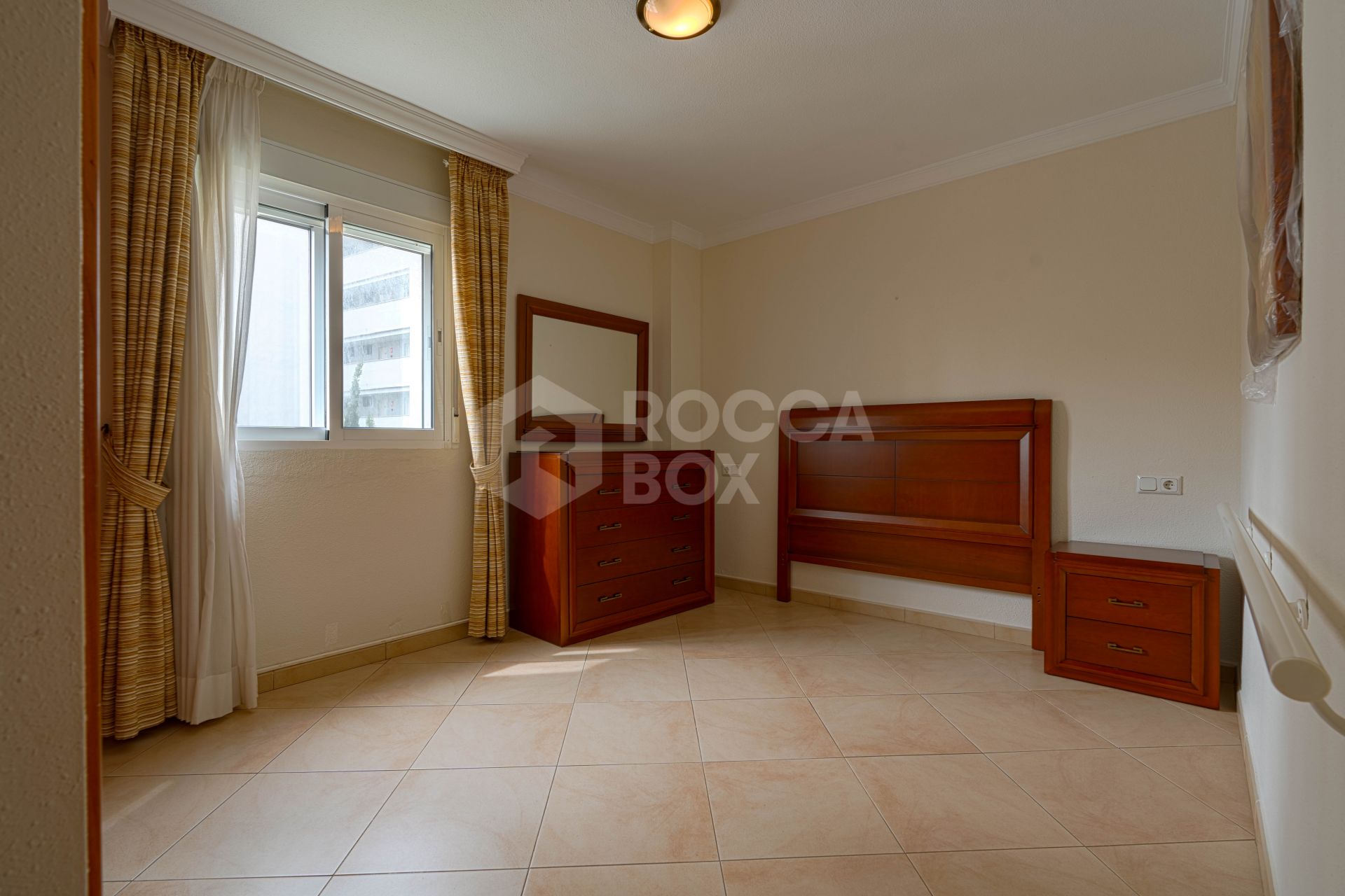 Bright renovated flat just 500 m from Fuengirola beach. 2 bedrooms + dining room, 2 bathrooms, spacious kitchen, balcony, and communal areas with pool and sports court. Second floor with lift.