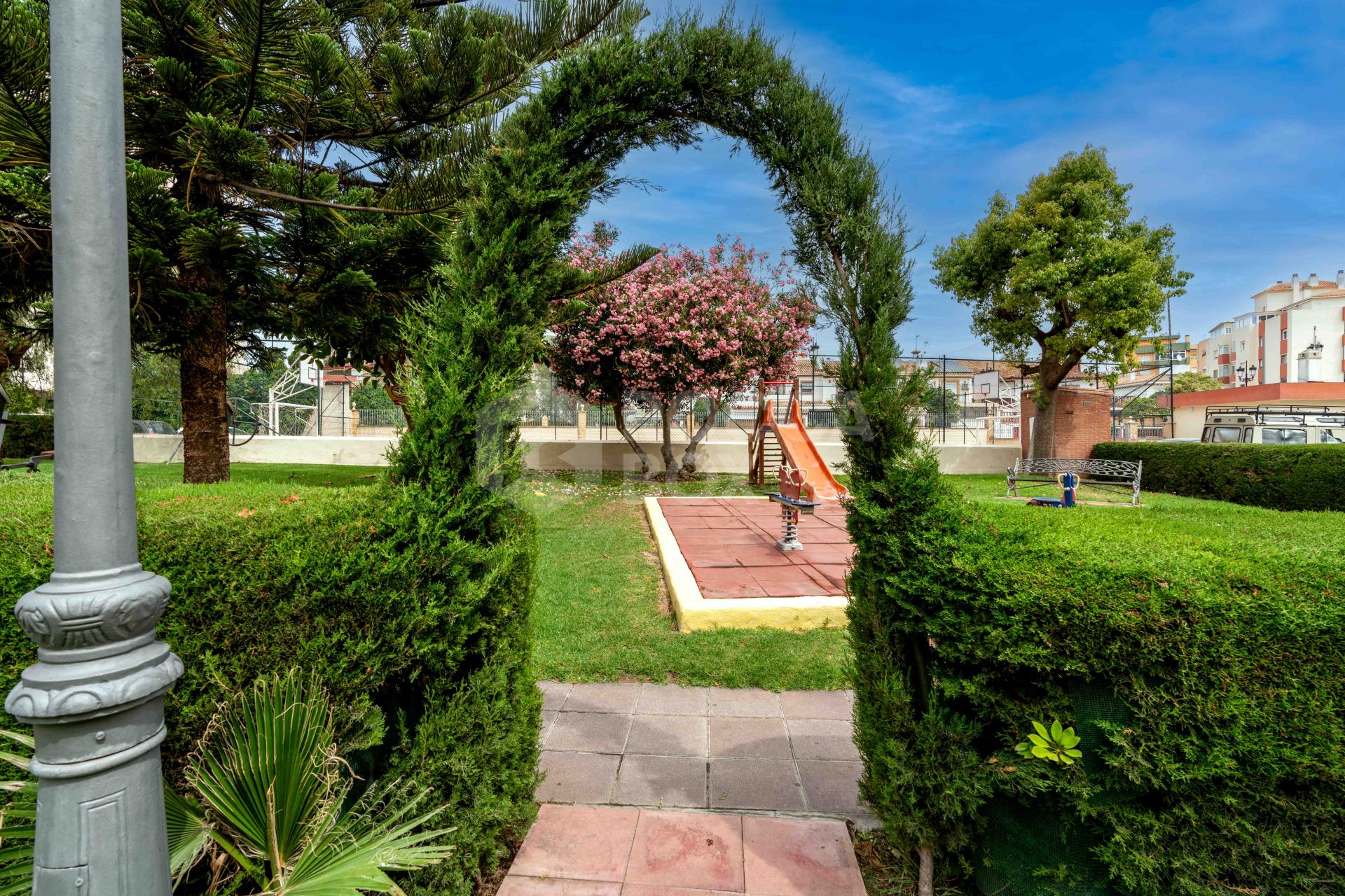 Bright renovated flat just 500 m from Fuengirola beach. 2 bedrooms + dining room, 2 bathrooms, spacious kitchen, balcony, and communal areas with pool and sports court. Second floor with lift.