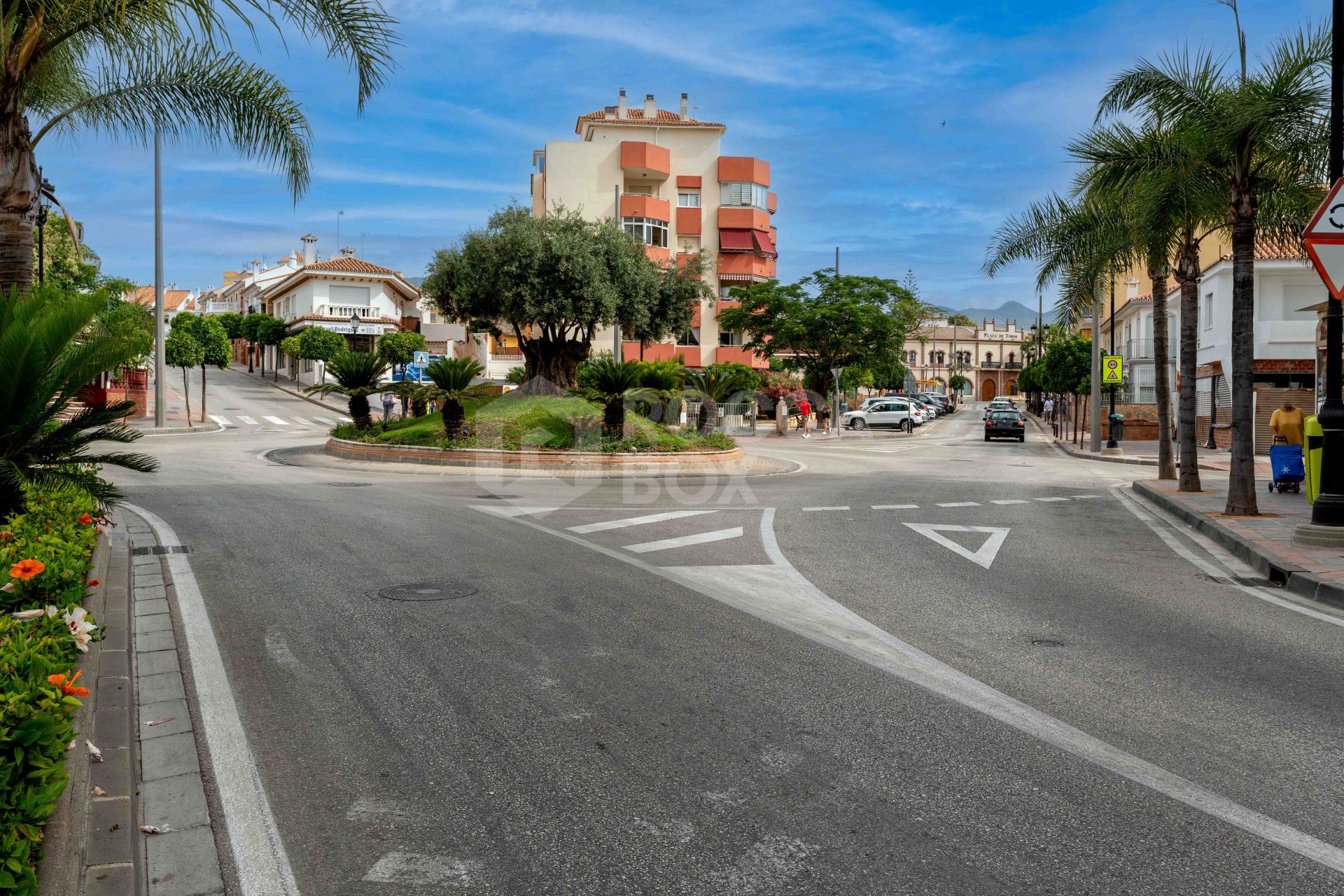 Bright renovated flat just 500 m from Fuengirola beach. 2 bedrooms + dining room, 2 bathrooms, spacious kitchen, balcony, and communal areas with pool and sports court. Second floor with lift.