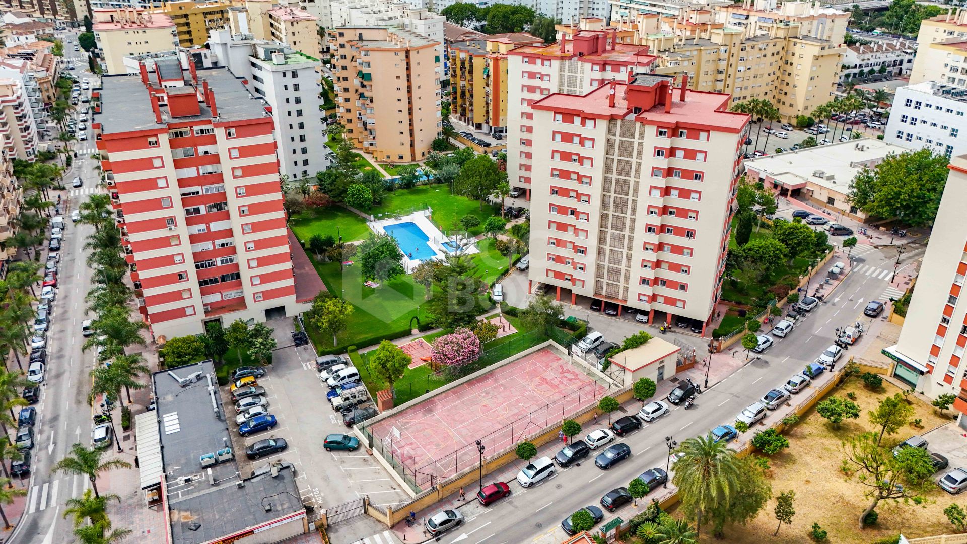 Bright renovated flat just 500 m from Fuengirola beach. 2 bedrooms + dining room, 2 bathrooms, spacious kitchen, balcony, and communal areas with pool and sports court. Second floor with lift.