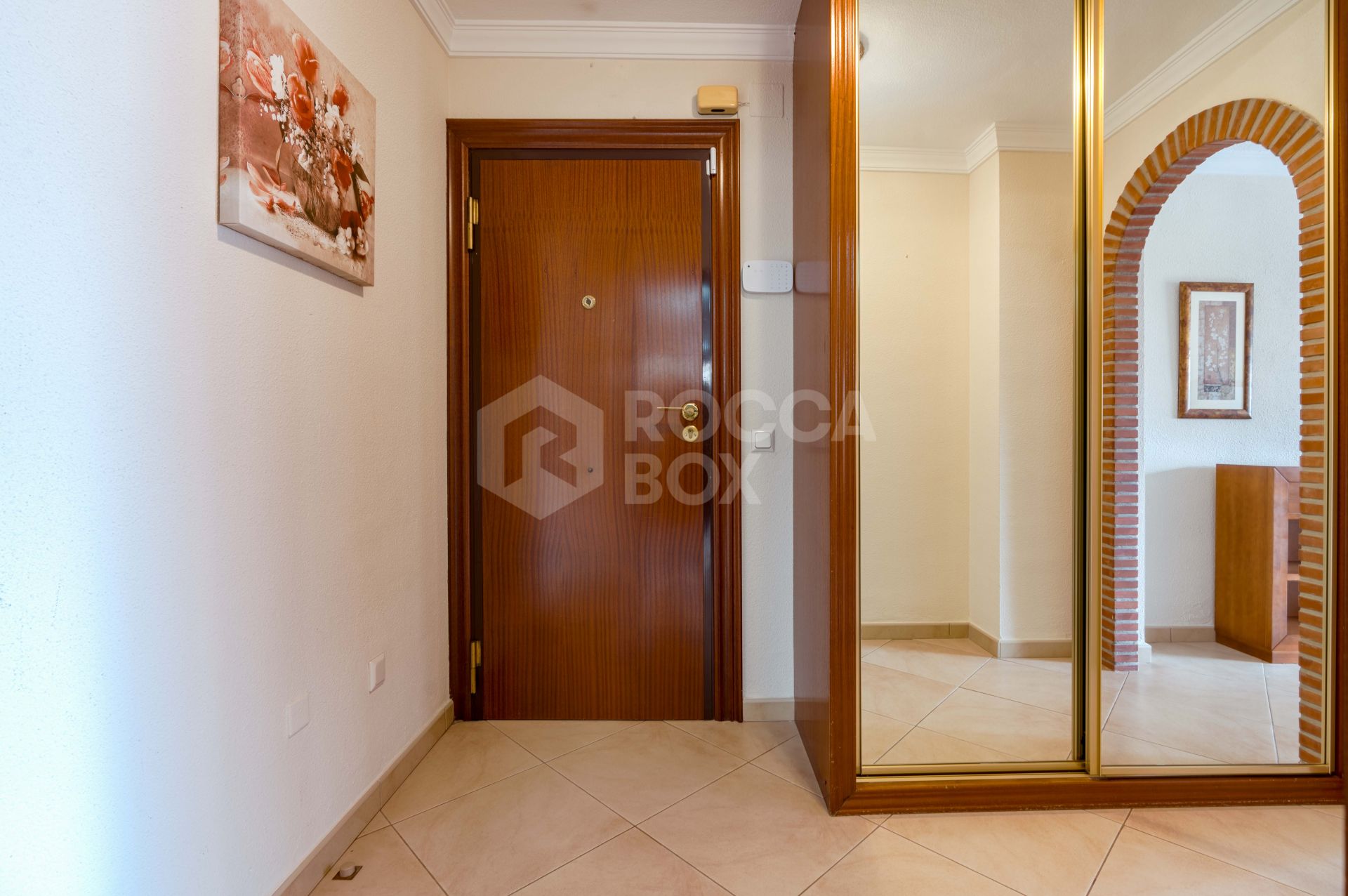 Bright renovated flat just 500 m from Fuengirola beach. 2 bedrooms + dining room, 2 bathrooms, spacious kitchen, balcony, and communal areas with pool and sports court. Second floor with lift.