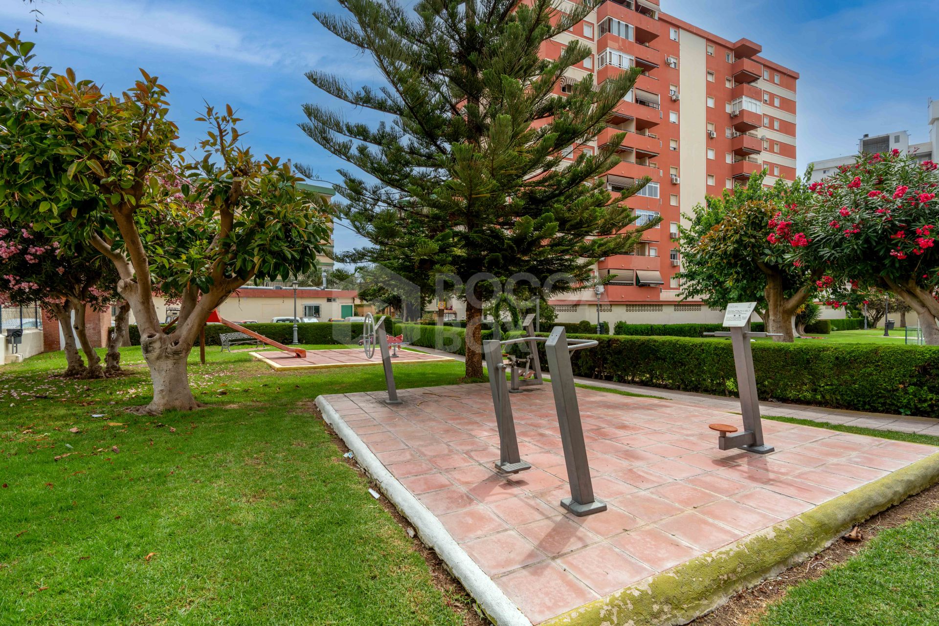 Bright renovated flat just 500 m from Fuengirola beach. 2 bedrooms + dining room, 2 bathrooms, spacious kitchen, balcony, and communal areas with pool and sports court. Second floor with lift.