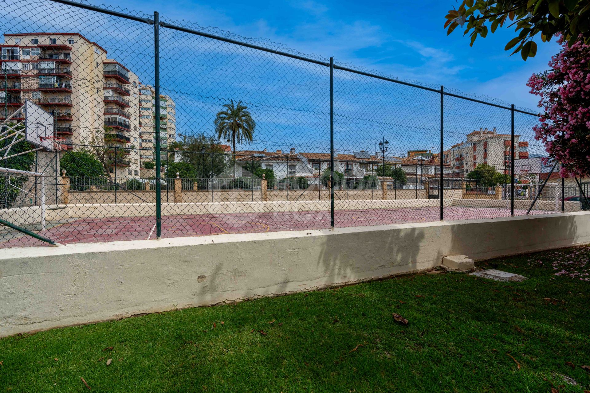 Bright renovated flat just 500 m from Fuengirola beach. 2 bedrooms + dining room, 2 bathrooms, spacious kitchen, balcony, and communal areas with pool and sports court. Second floor with lift.