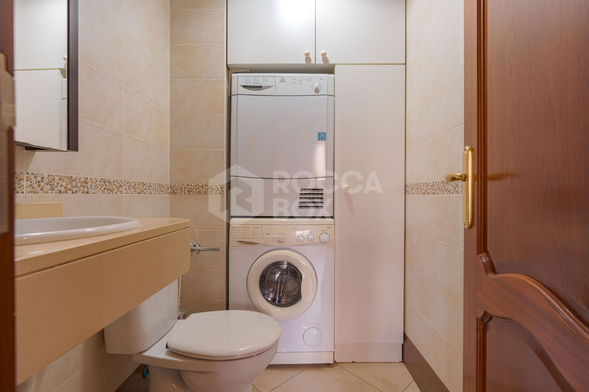 Bright renovated flat just 500 m from Fuengirola beach. 2 bedrooms + dining room, 2 bathrooms, spacious kitchen, balcony, and communal areas with pool and sports court. Second floor with lift.