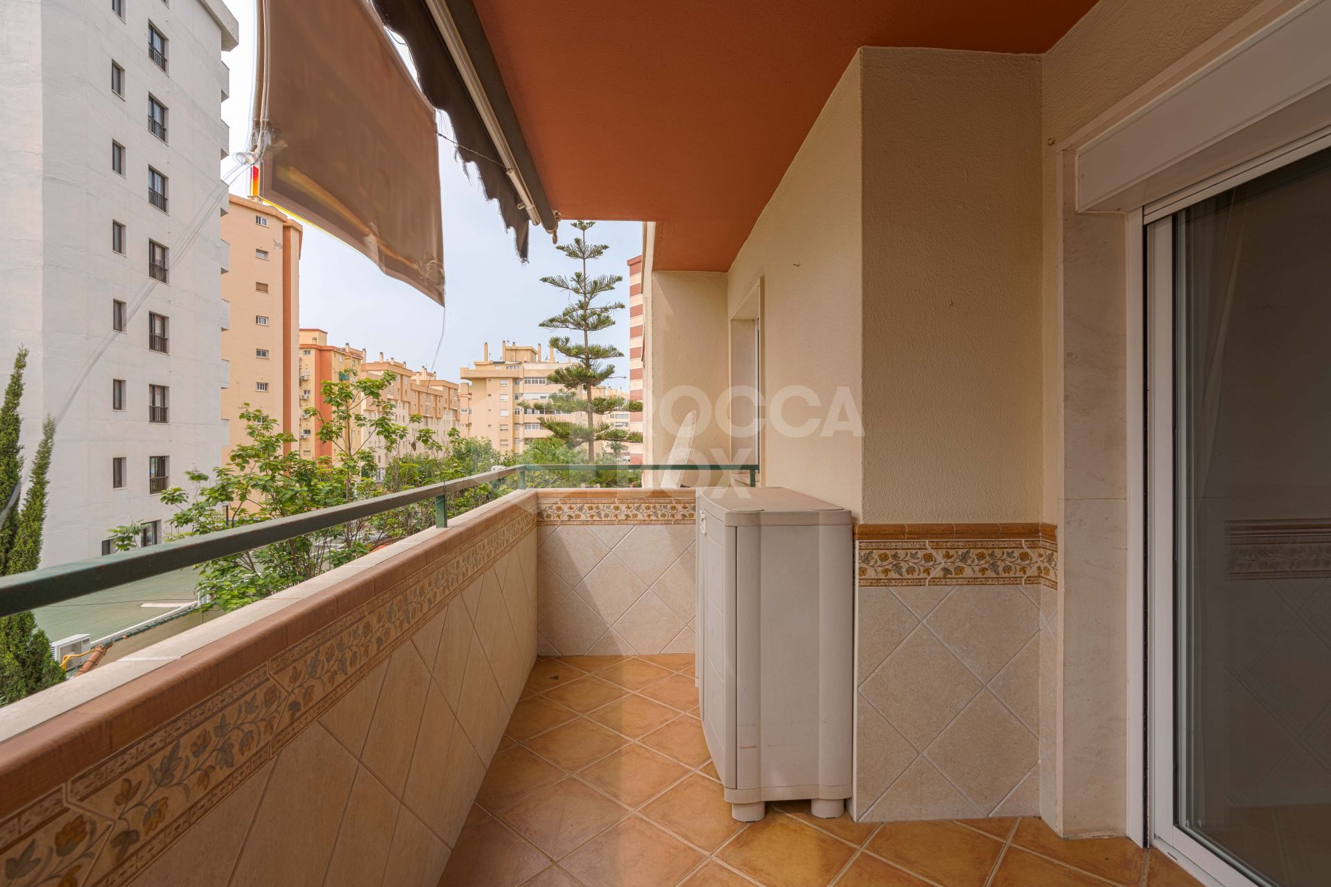 Bright renovated flat just 500 m from Fuengirola beach. 2 bedrooms + dining room, 2 bathrooms, spacious kitchen, balcony, and communal areas with pool and sports court. Second floor with lift.