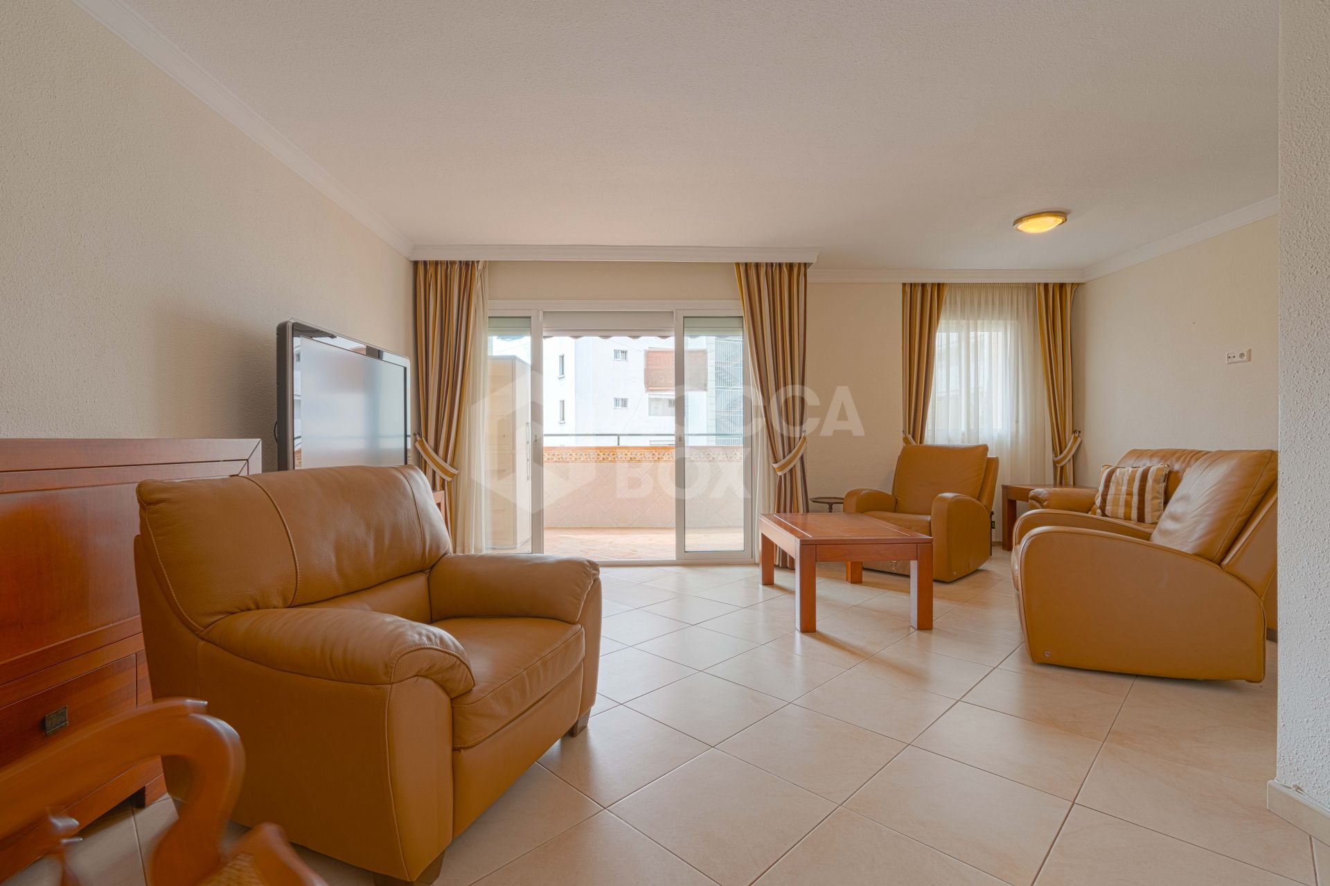 Bright renovated flat just 500 m from Fuengirola beach. 2 bedrooms + dining room, 2 bathrooms, spacious kitchen, balcony, and communal areas with pool and sports court. Second floor with lift.