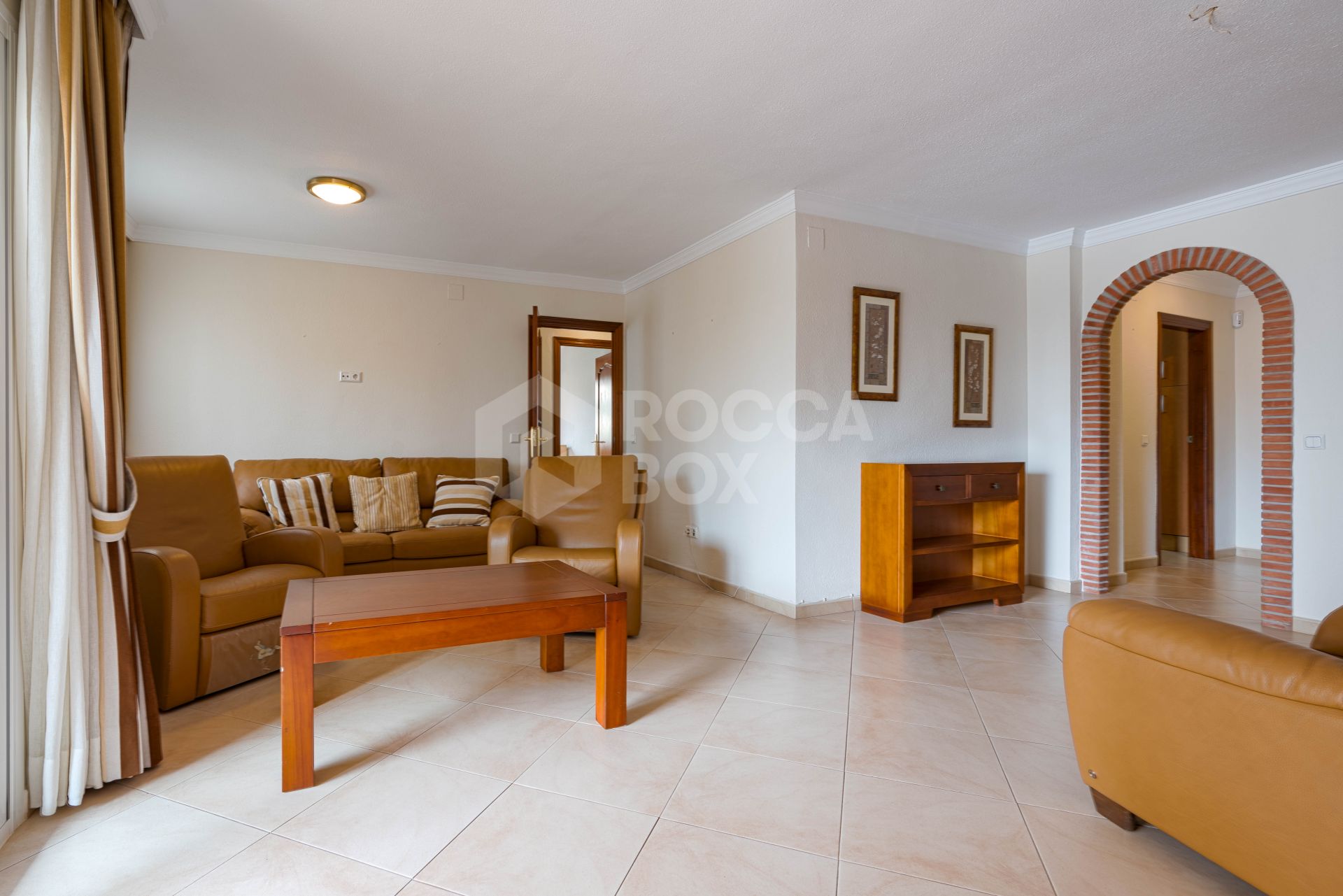 Bright renovated flat just 500 m from Fuengirola beach. 2 bedrooms + dining room, 2 bathrooms, spacious kitchen, balcony, and communal areas with pool and sports court. Second floor with lift.